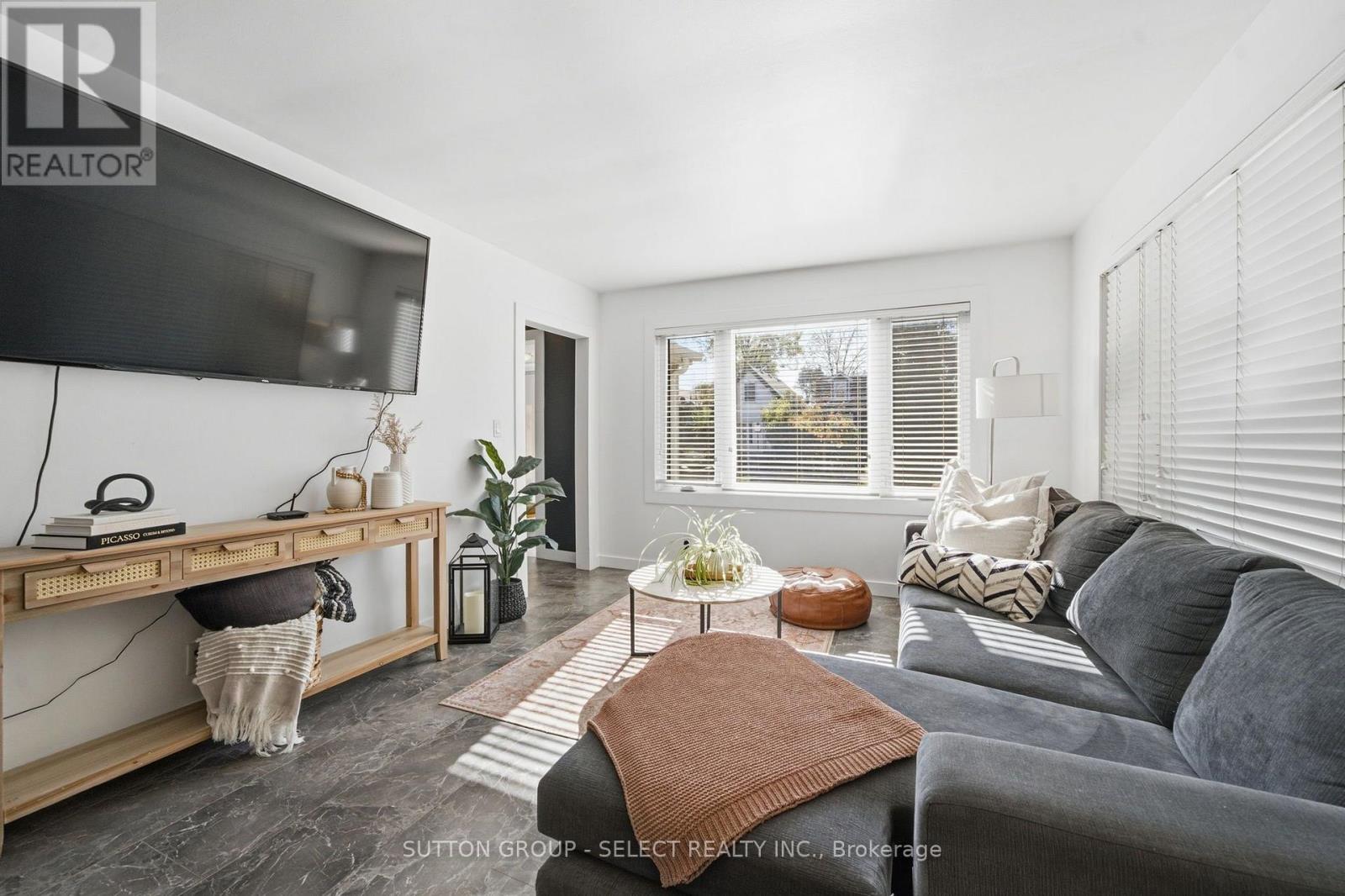 18 Briscoe Street W Property Photo 6