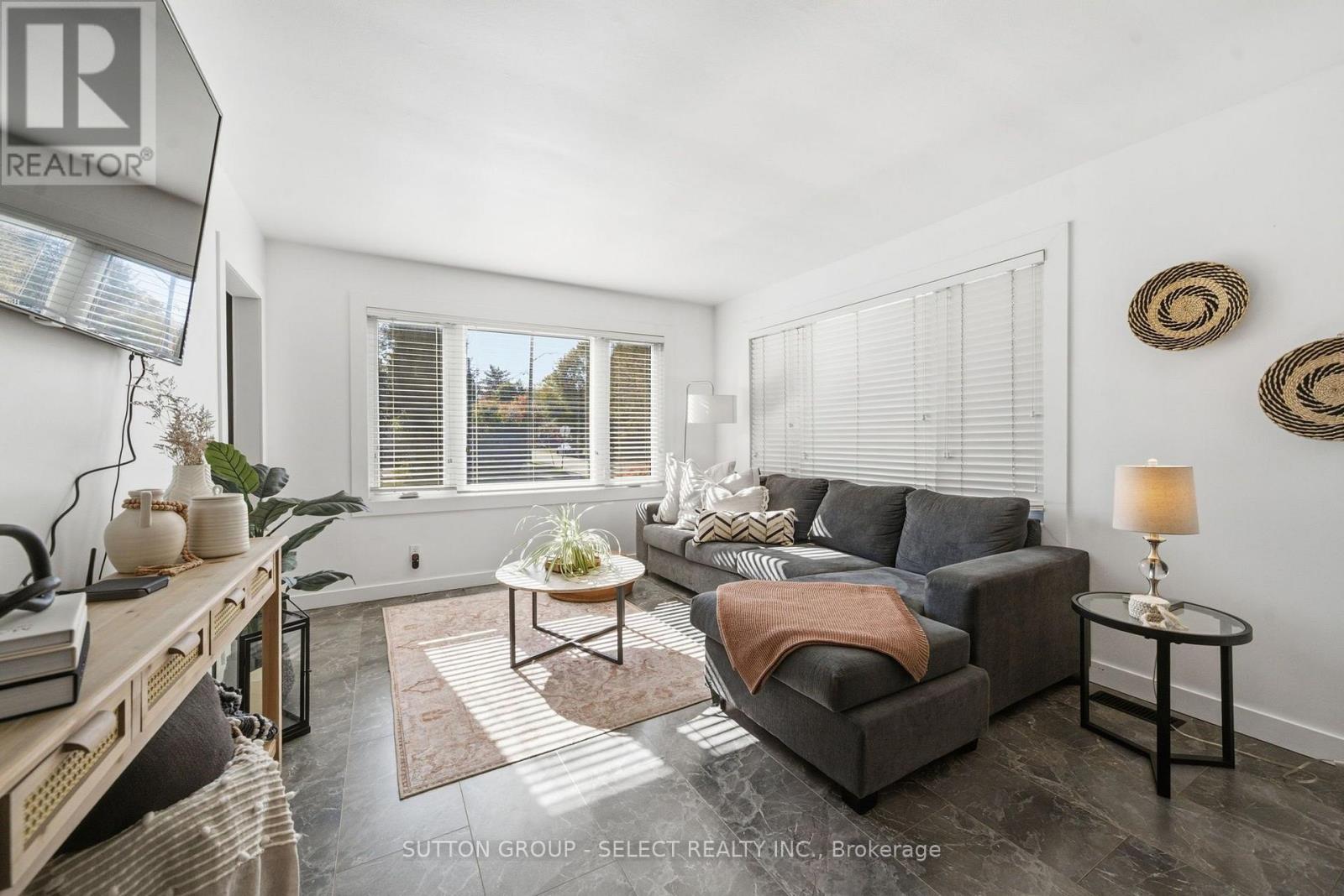 18 Briscoe Street W Property Photo 7
