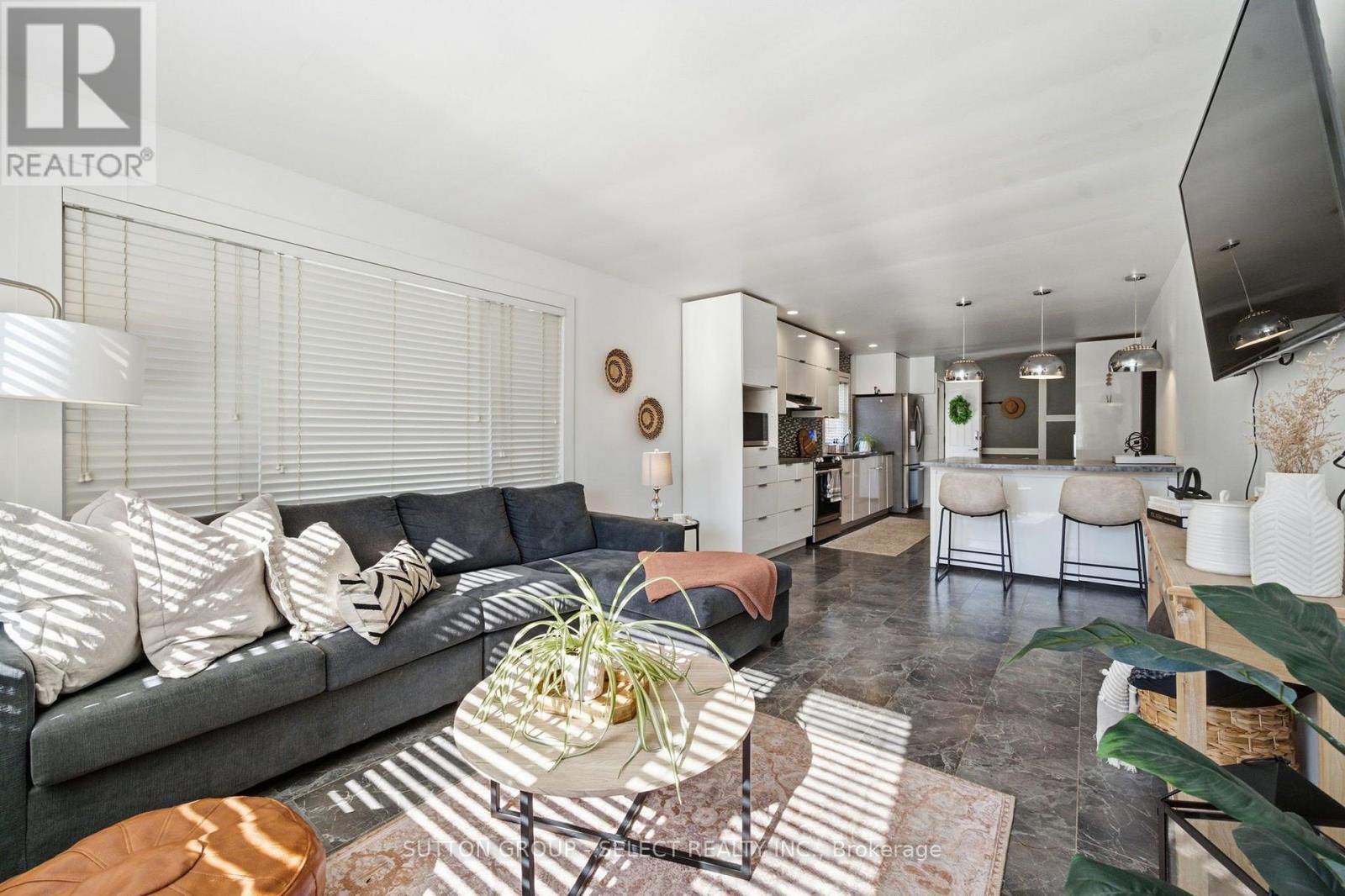 18 Briscoe Street W Property Photo 8