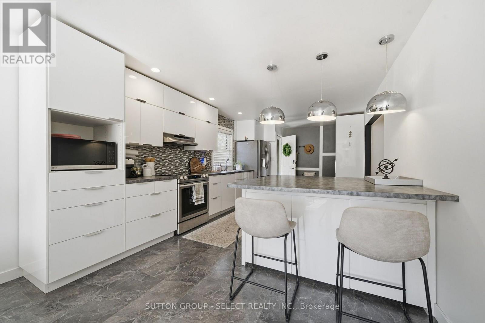 18 Briscoe Street W Property Photo 9