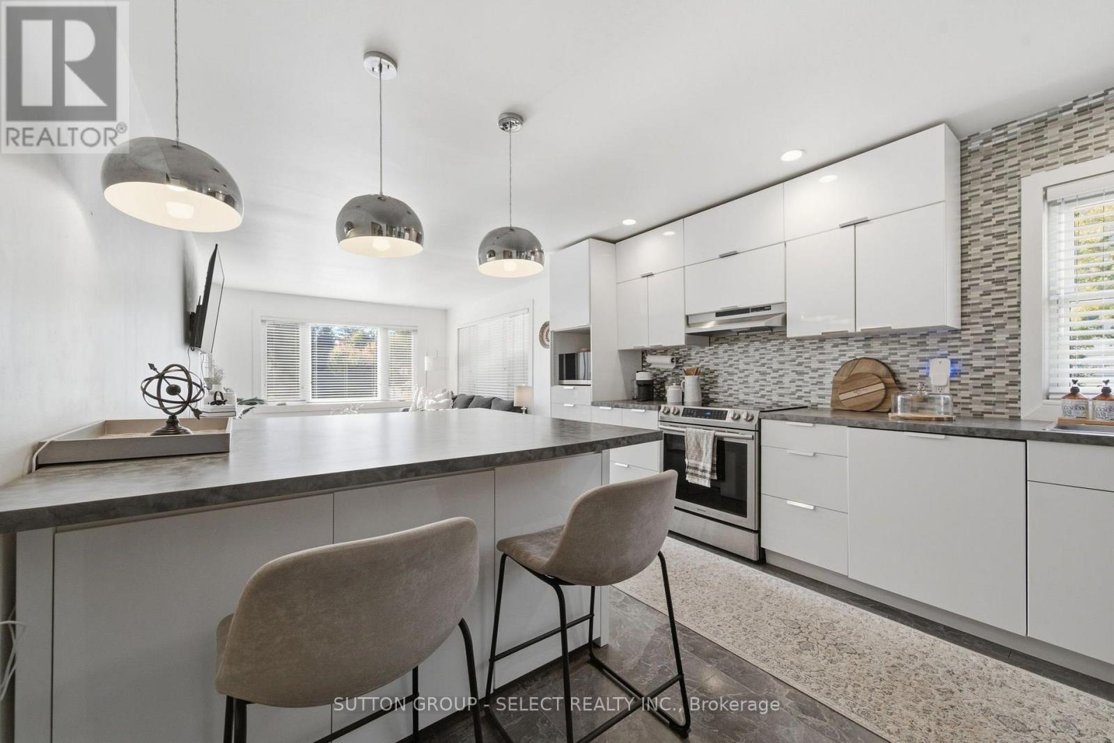 18 Briscoe Street W Property Photo 10