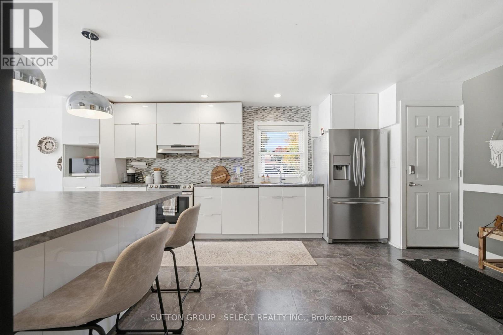 18 Briscoe Street W Property Photo 11