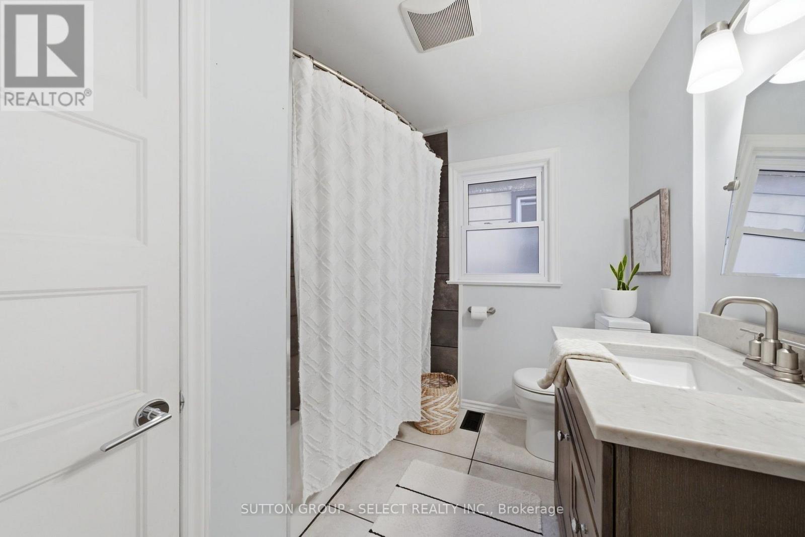 18 Briscoe Street W Property Photo 15