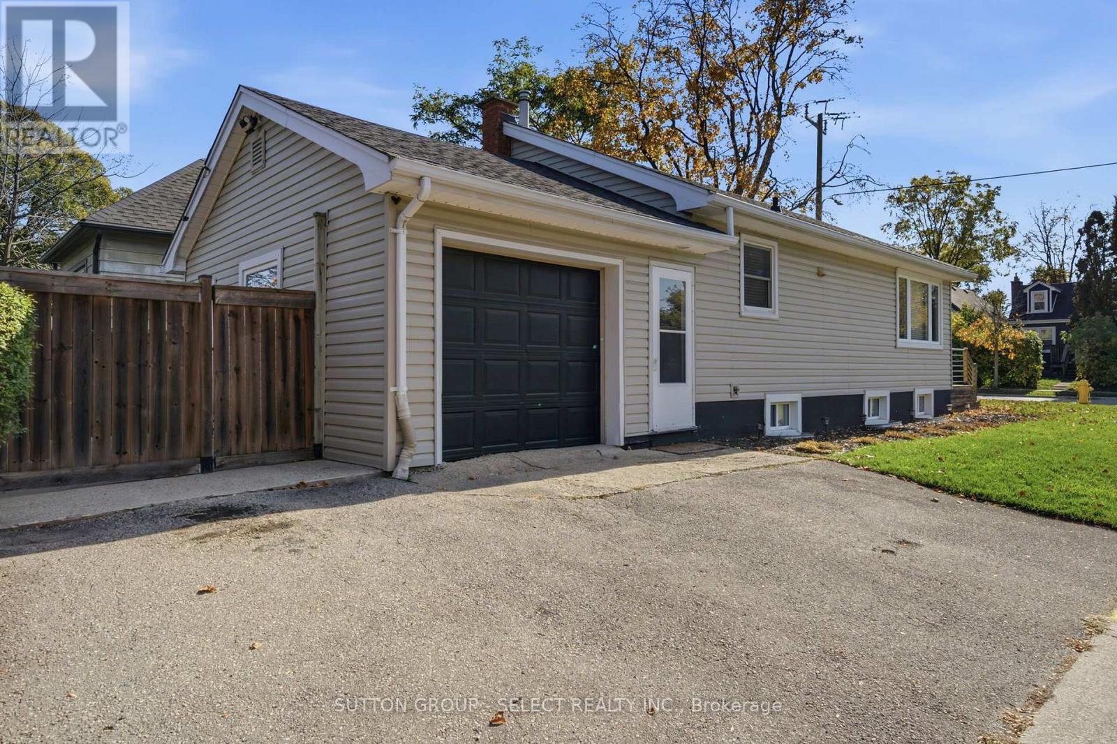 18 Briscoe Street W Property Photo 31