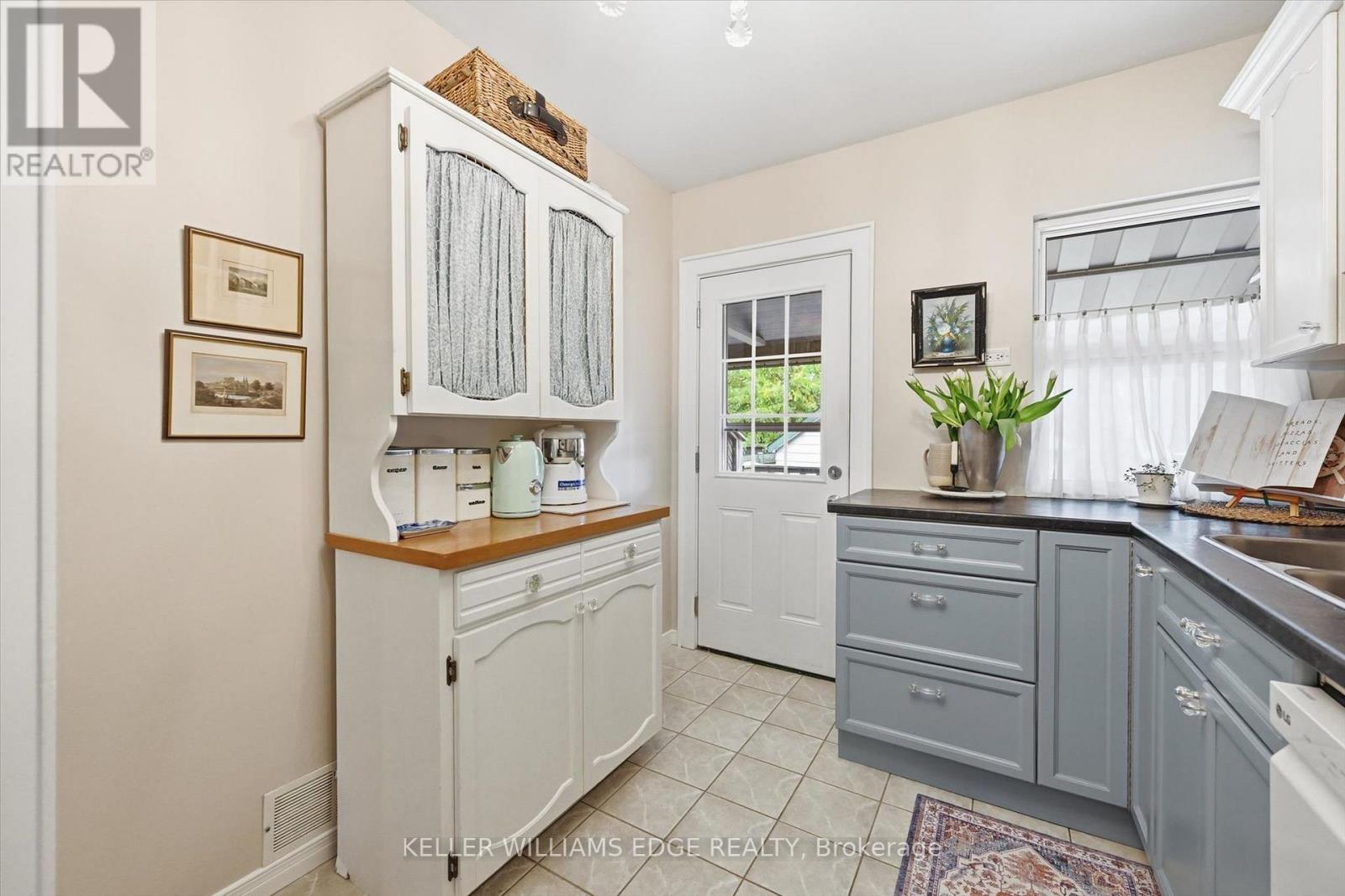 158 London Street S Property Photo 16