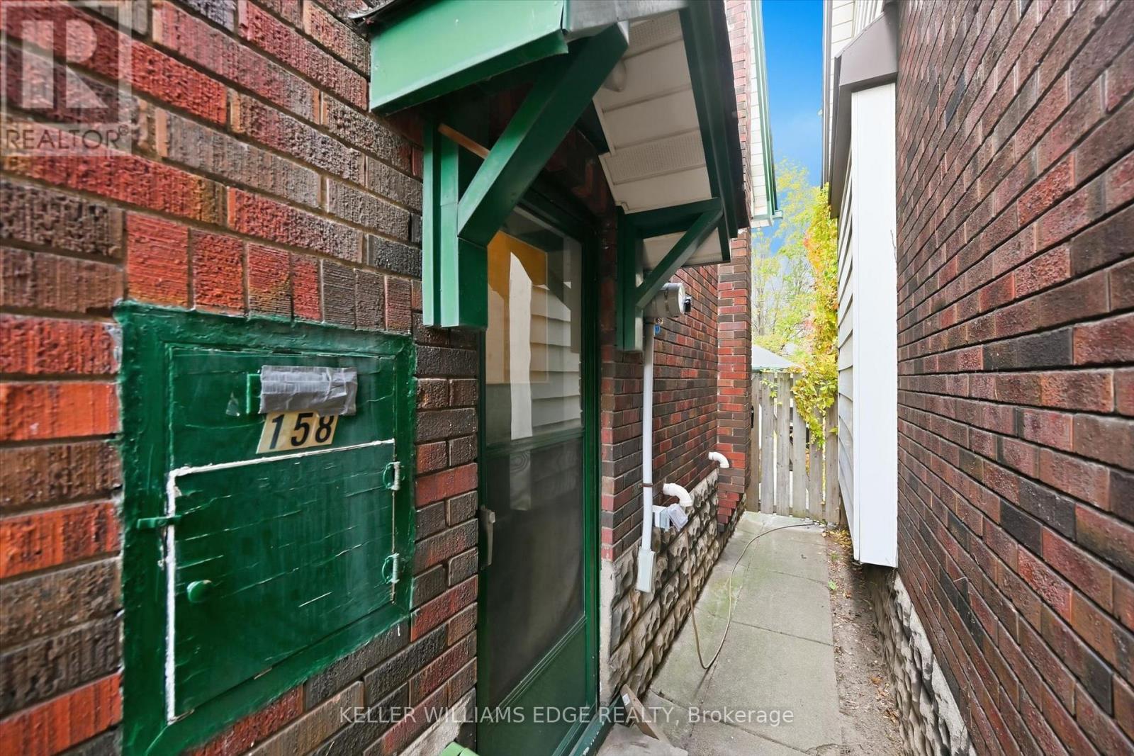 158 London Street S Property Photo 36