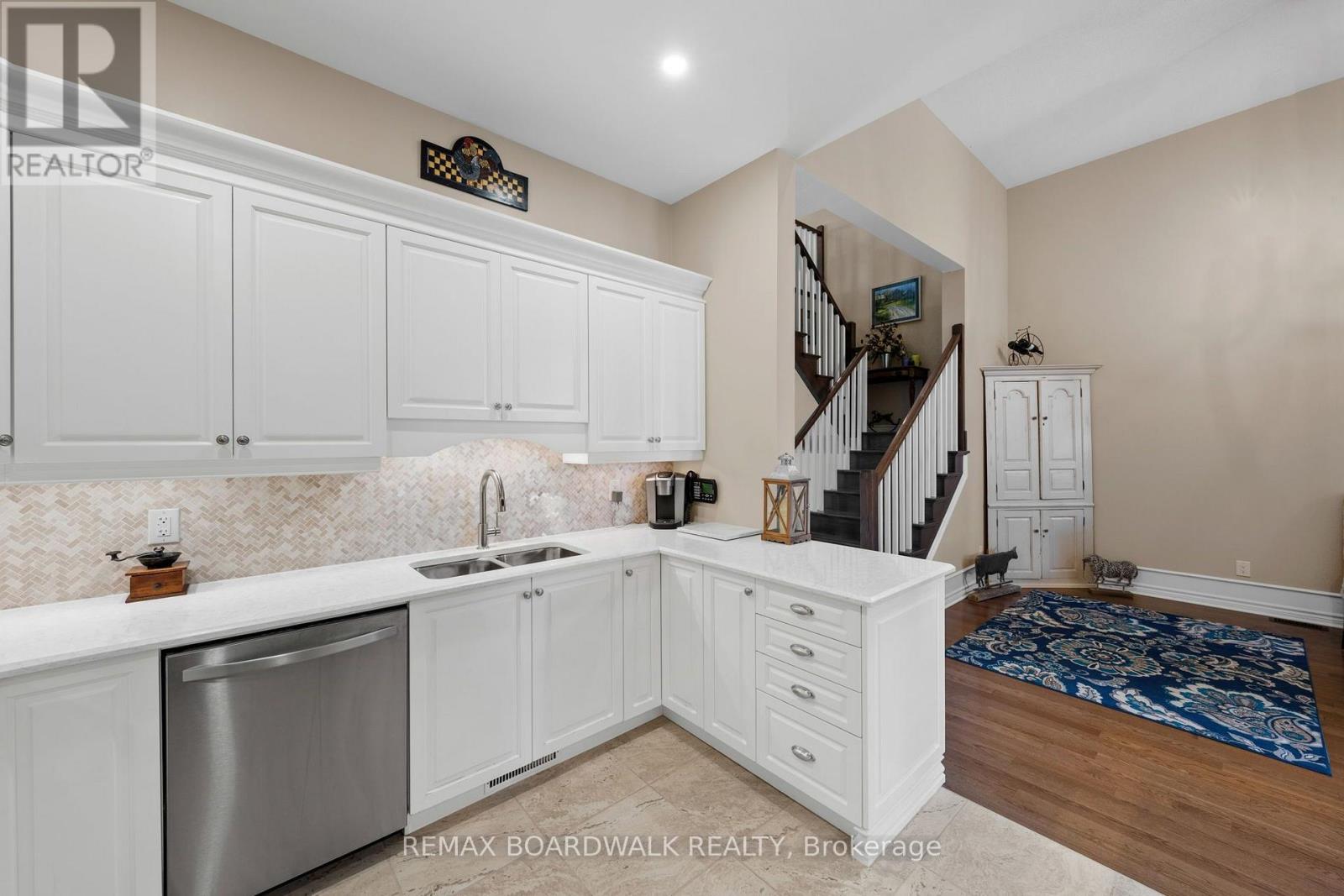 147 Oxford Street W Property Photo 12