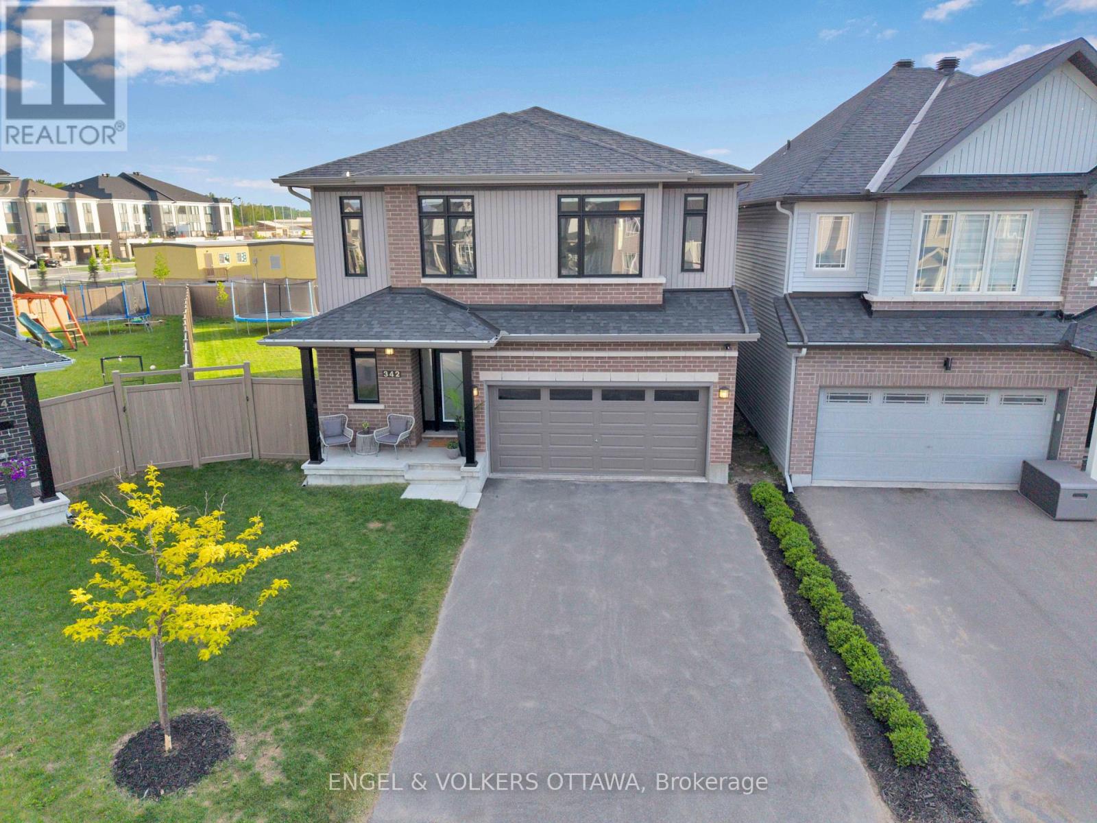 342 FINIAL WAY Property Photo 1