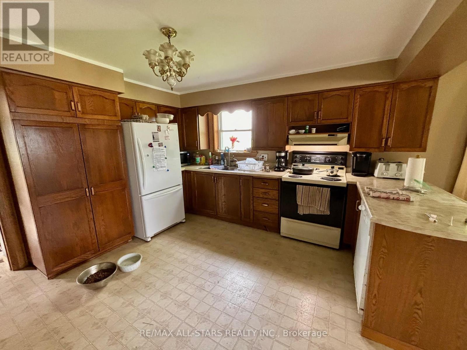 894 Highway 7 Property Photo 9