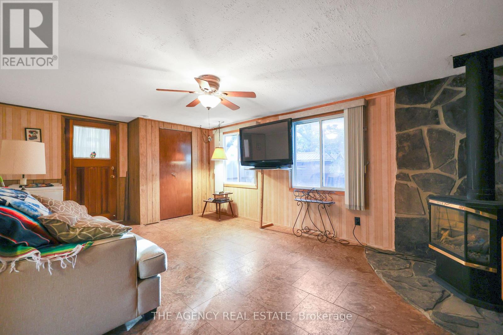 4 - 9839 Lakeshore Road Property Photo 10