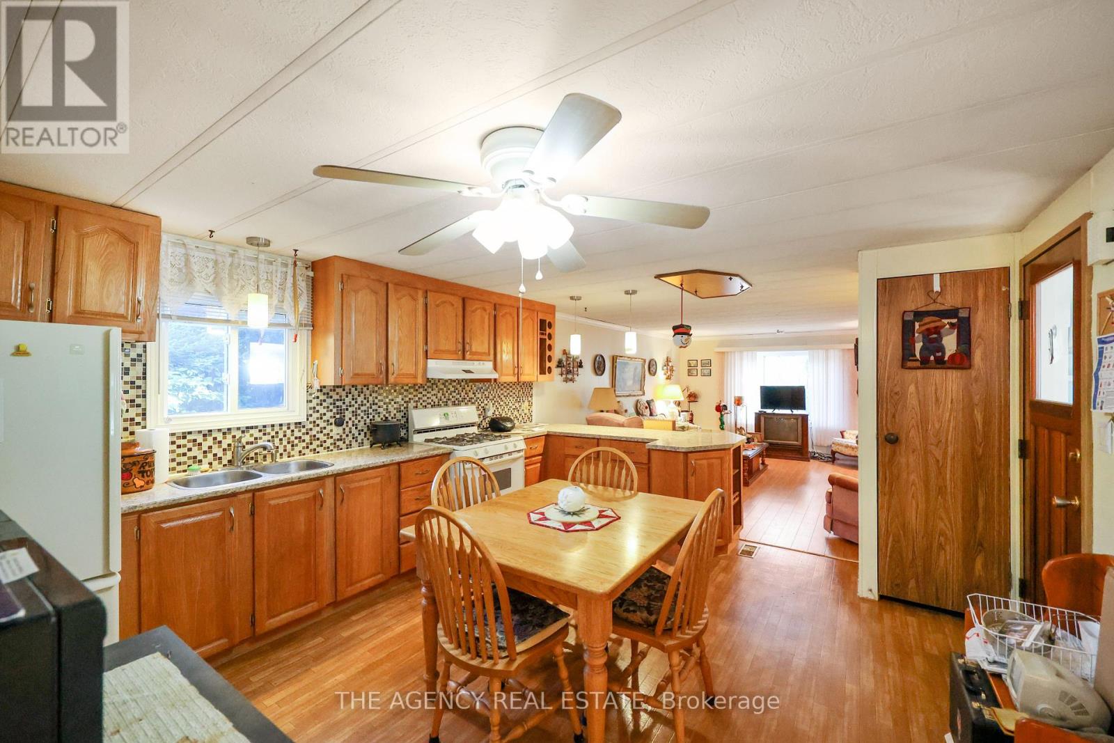 4 - 9839 Lakeshore Road Property Photo 12