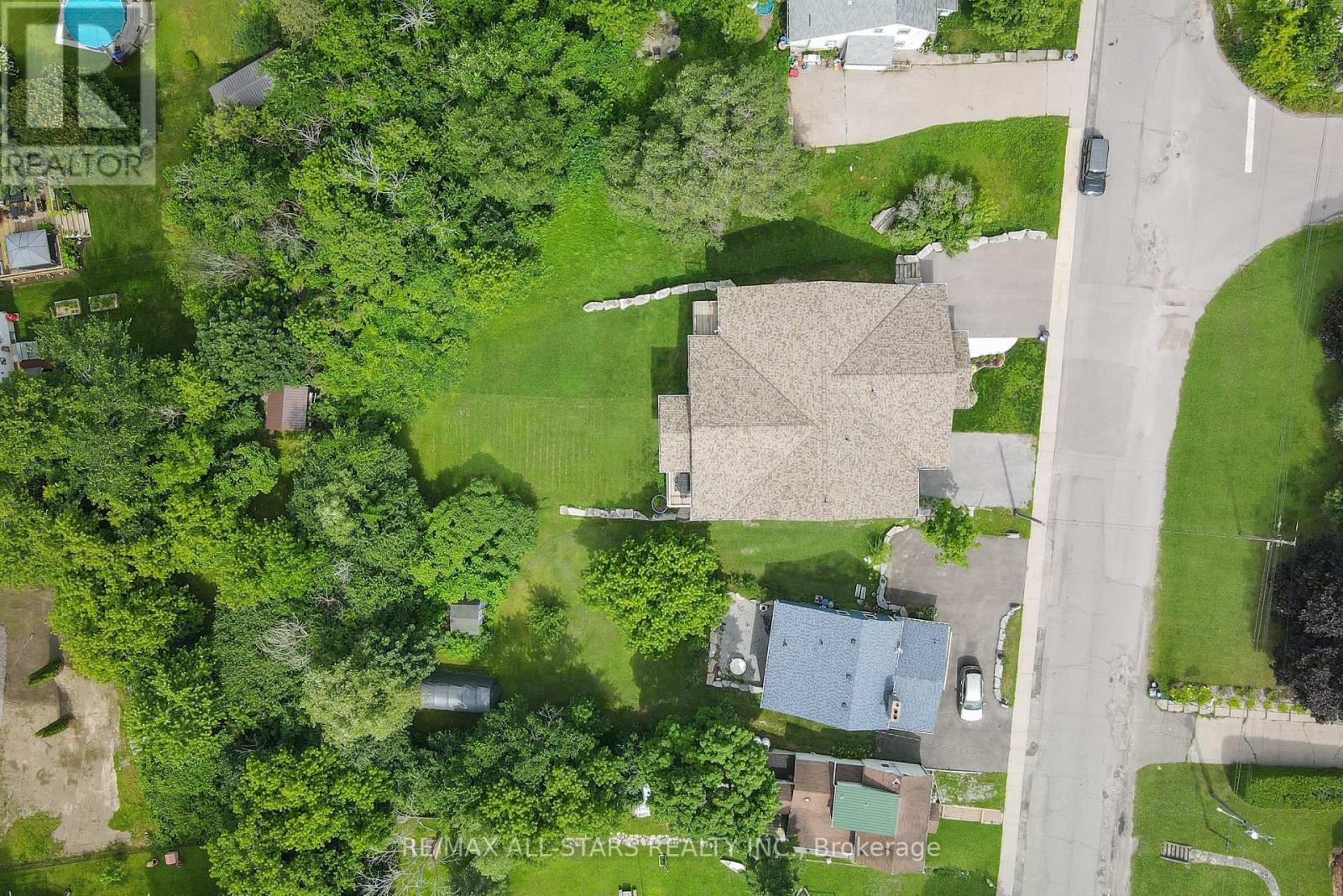98 Bond Street E Property Photo 3