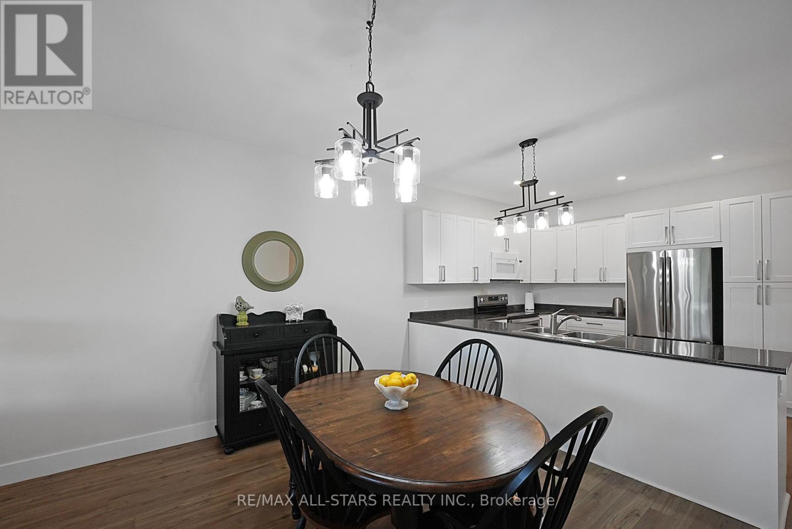 98 Bond Street E Property Photo 11