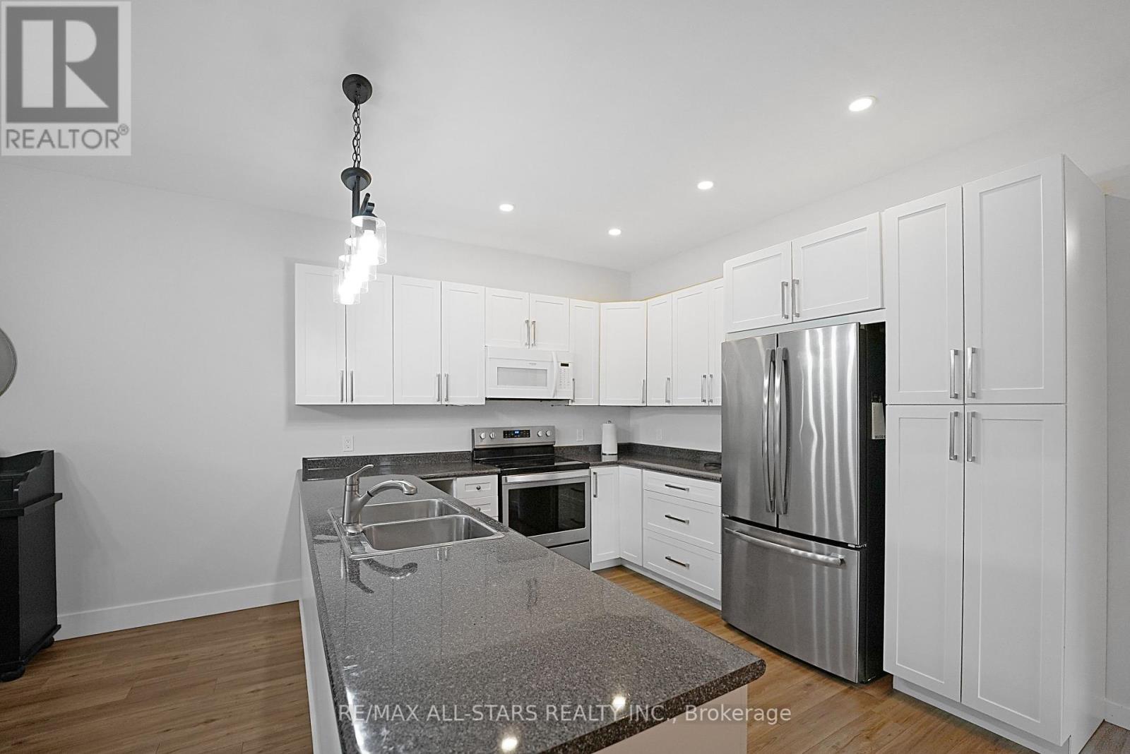 98 Bond Street E Property Photo 12