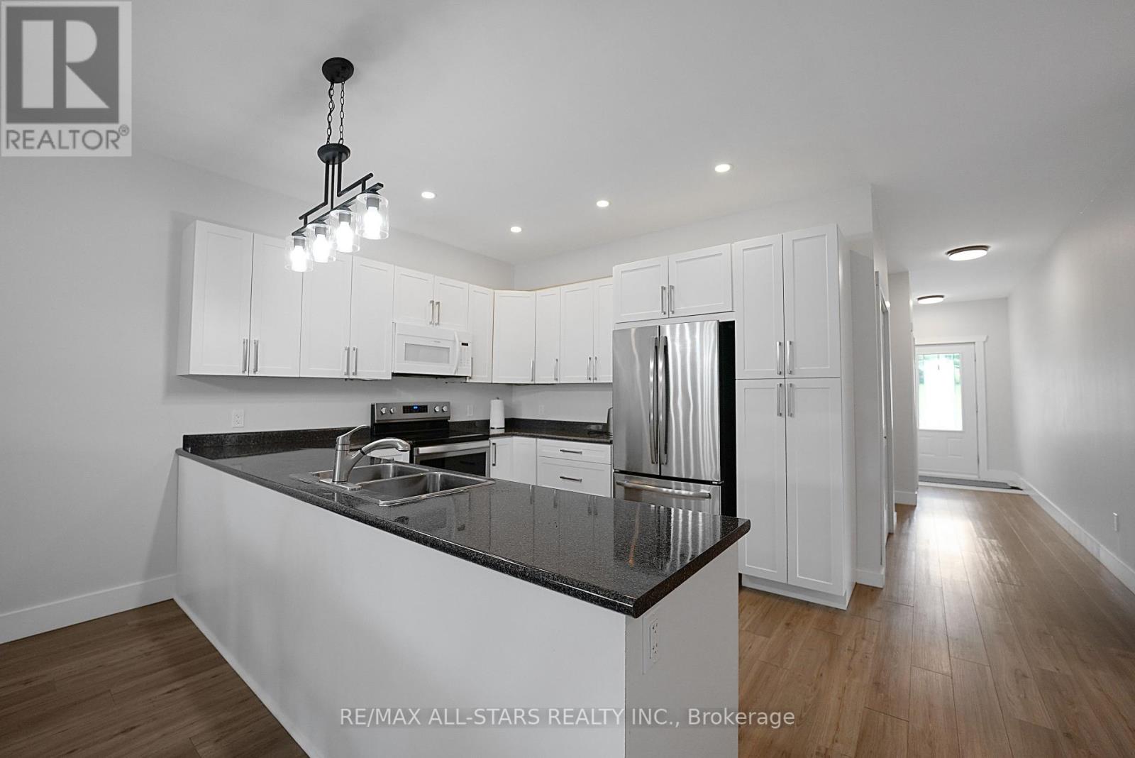 98 Bond Street E Property Photo 13