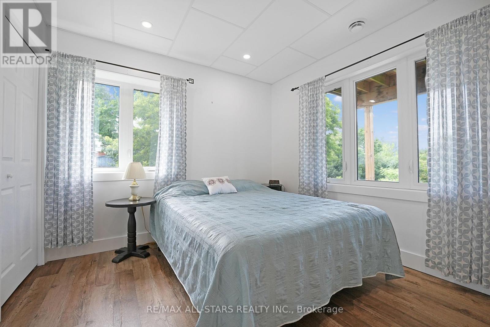 98 Bond Street E Property Photo 22