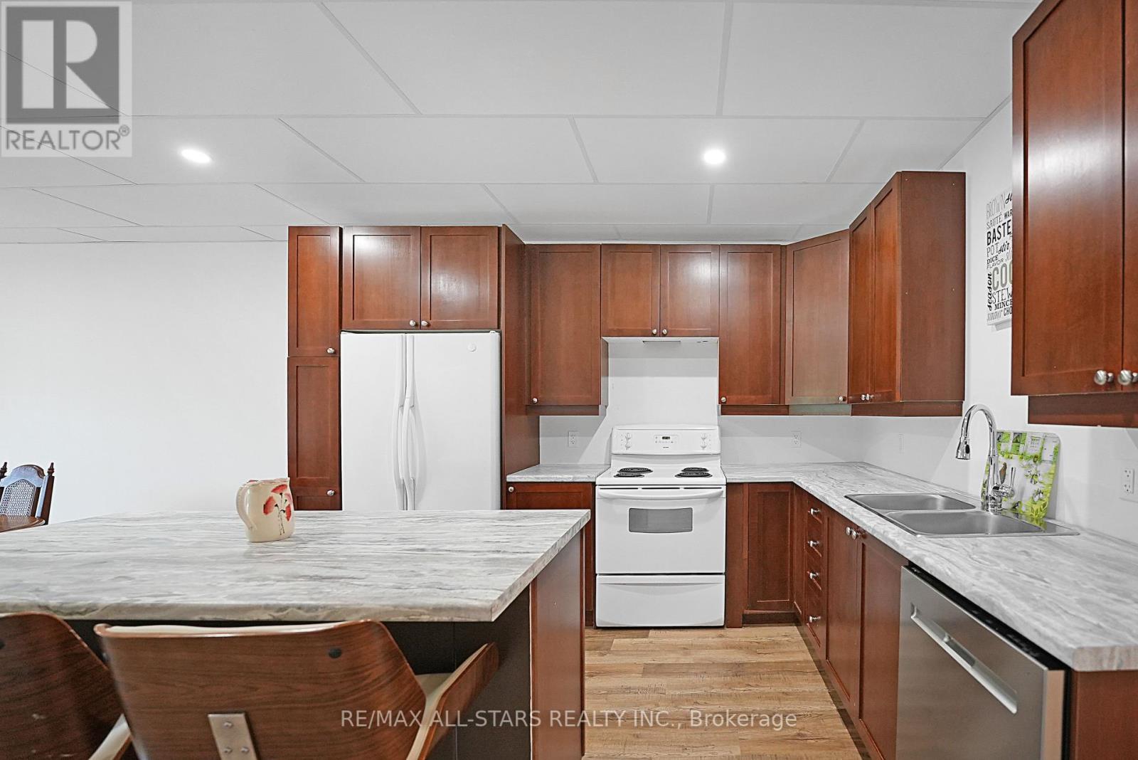 98 Bond Street E Property Photo 26