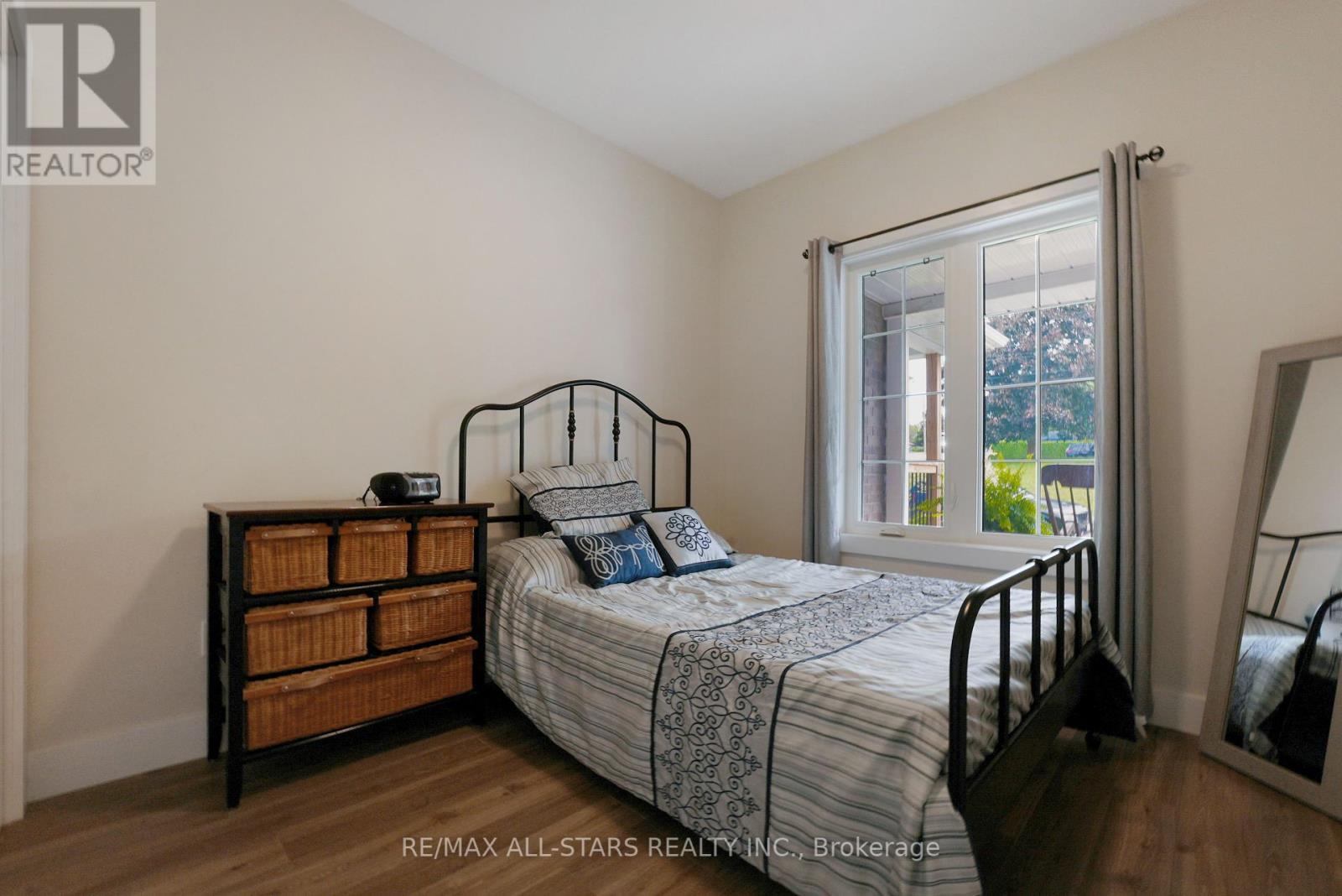 98 Bond Street E Property Photo 30
