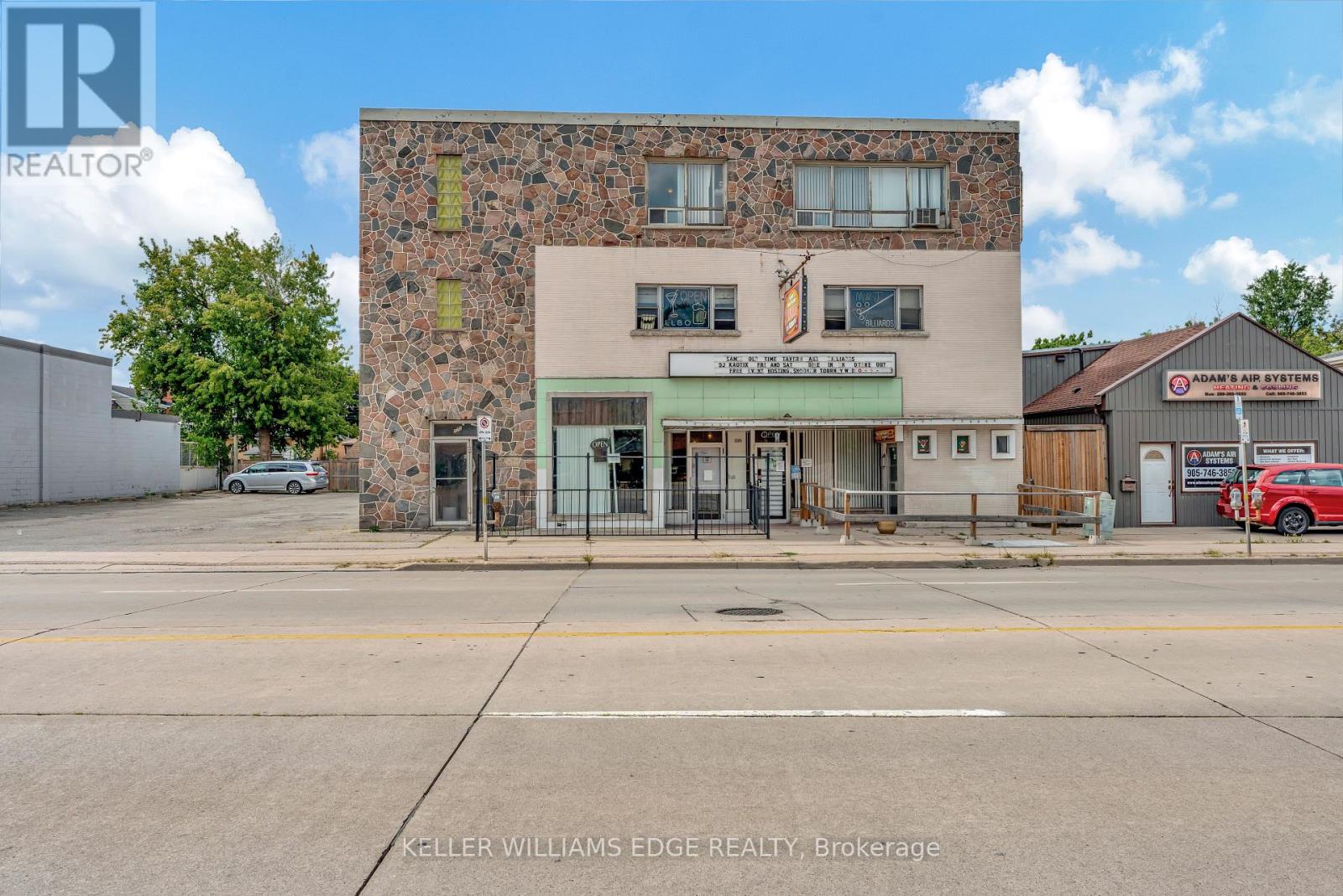 225 Parkdale Avenue N Property Photo 1