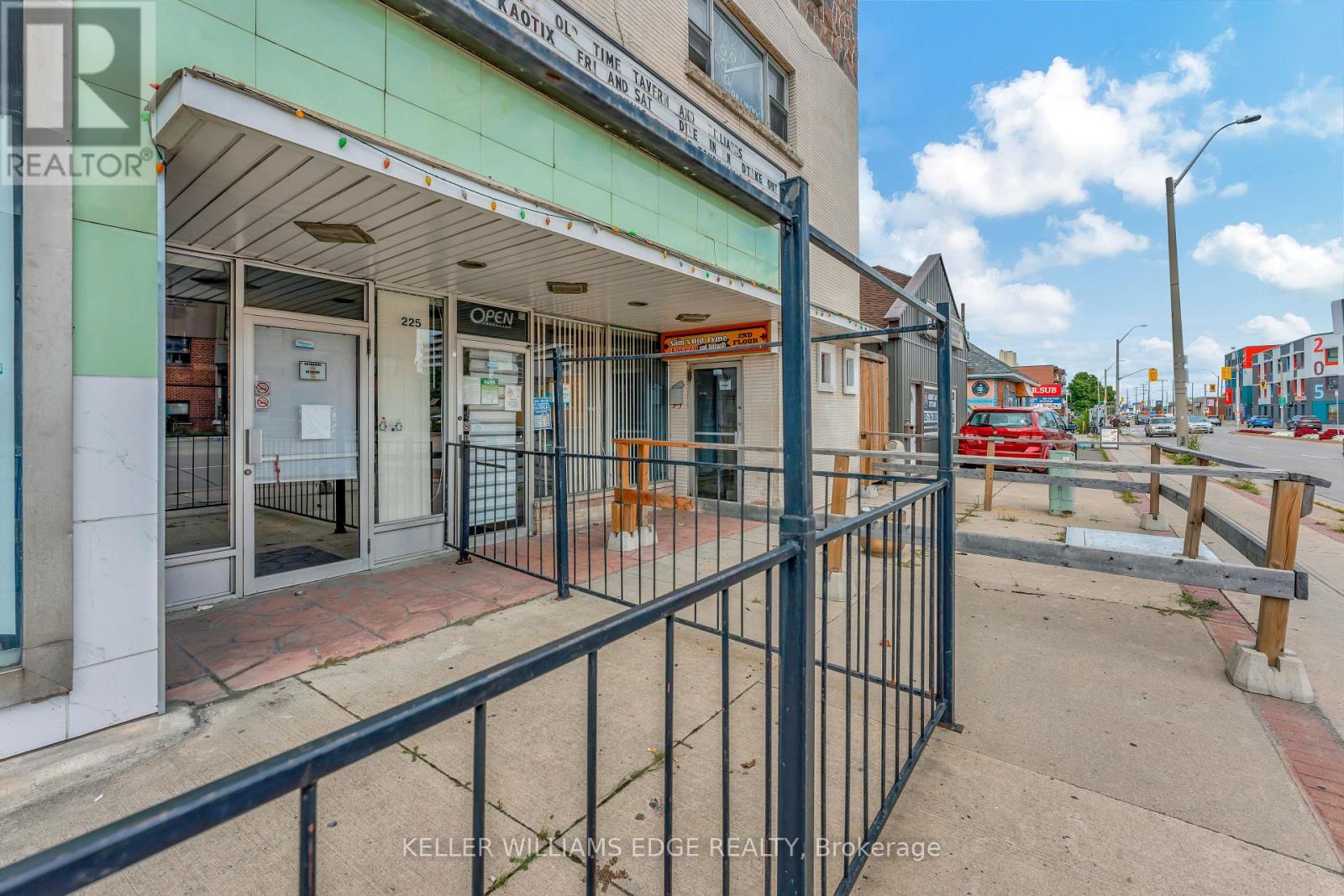 225 Parkdale Avenue N Property Photo 2