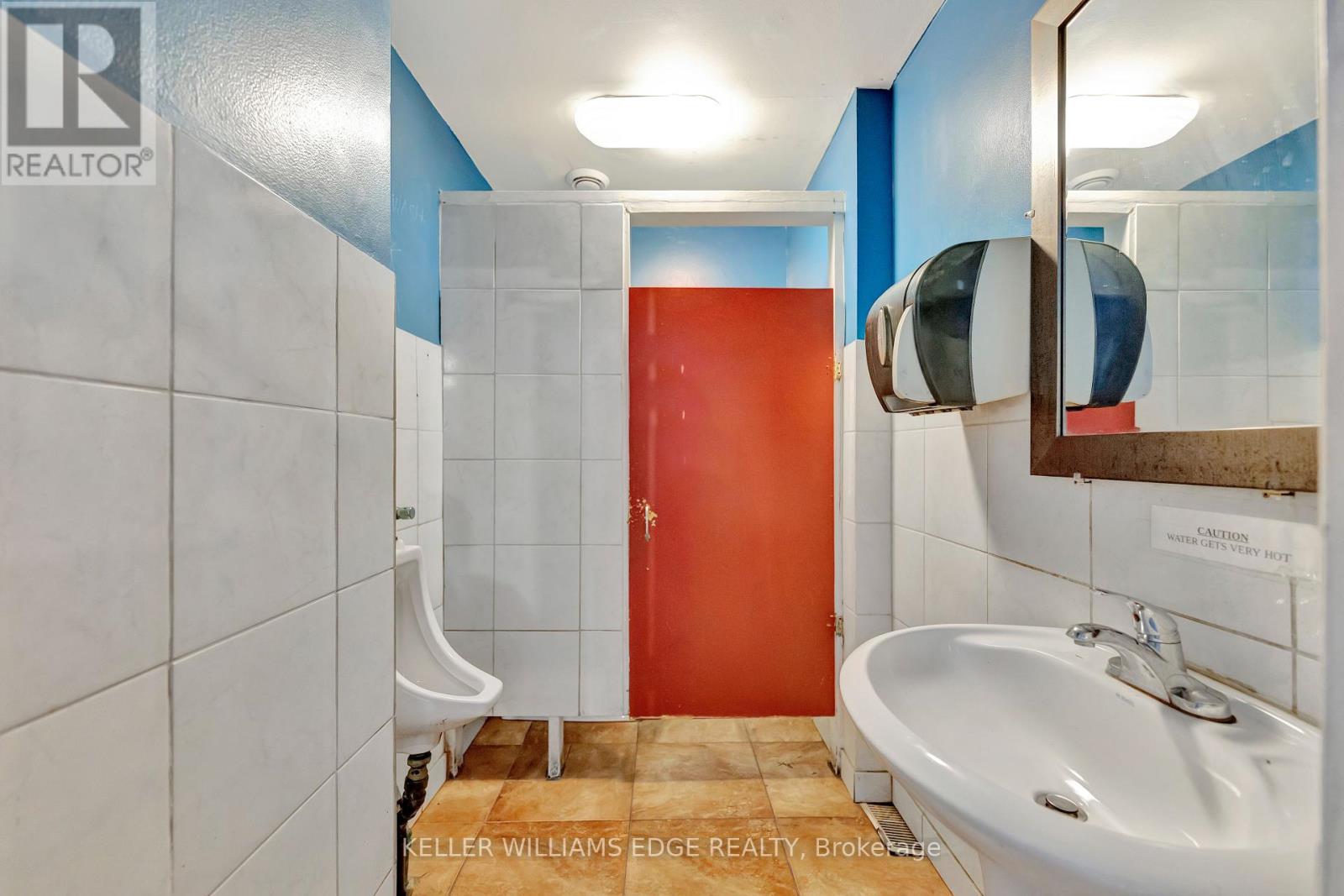225 Parkdale Avenue N Property Photo 14