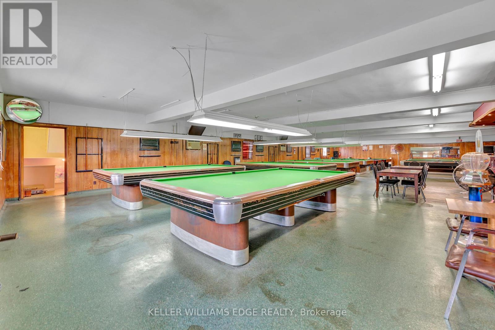 225 Parkdale Avenue N Property Photo 17