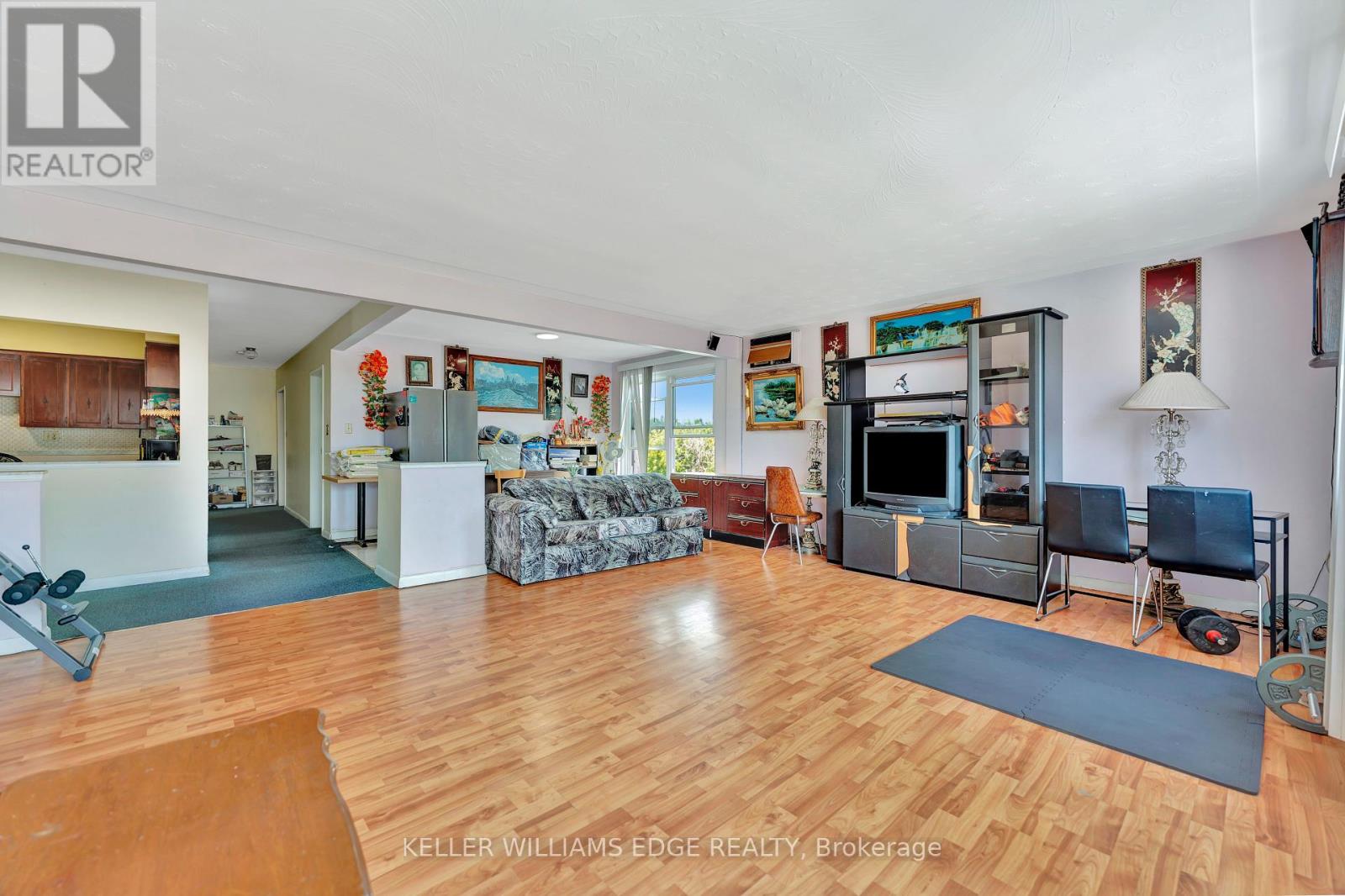 225 Parkdale Avenue N Property Photo 23