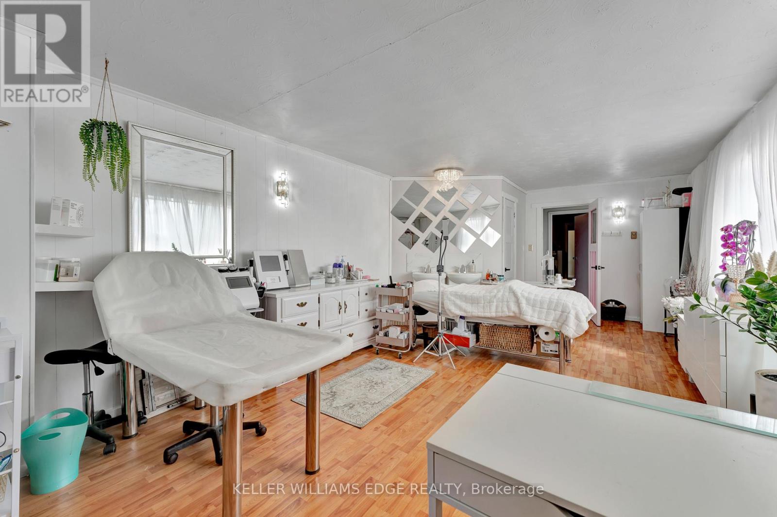 225 Parkdale Avenue N Property Photo 31