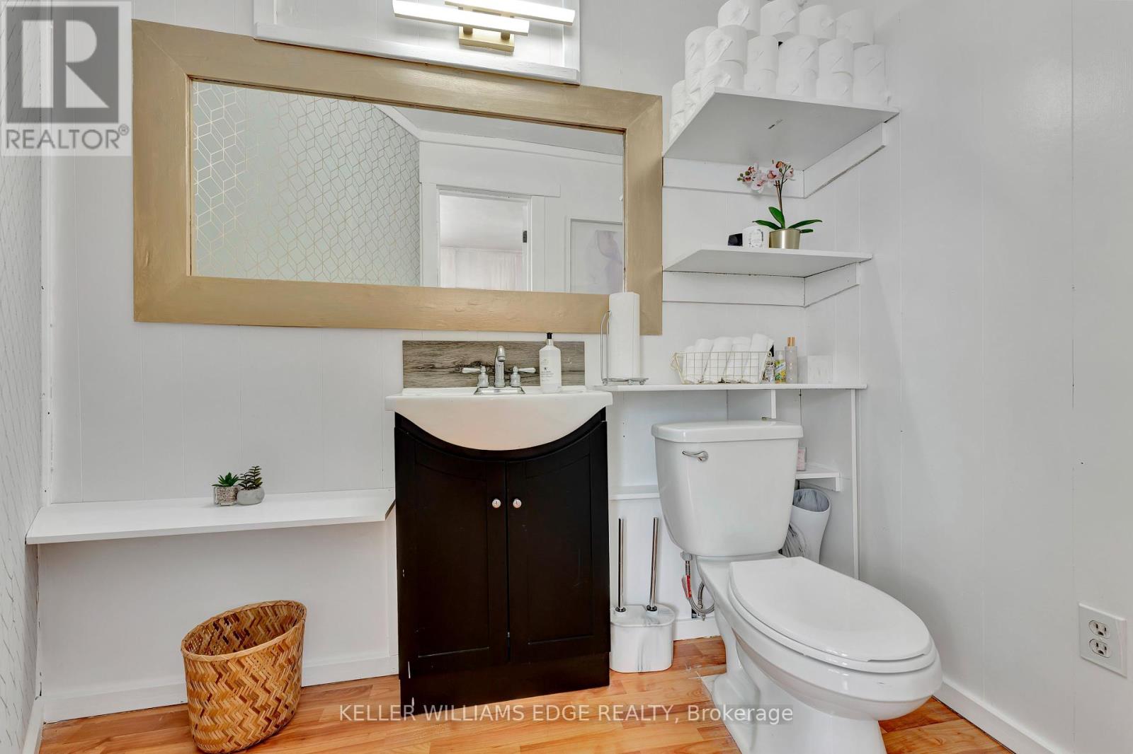 225 Parkdale Avenue N Property Photo 32