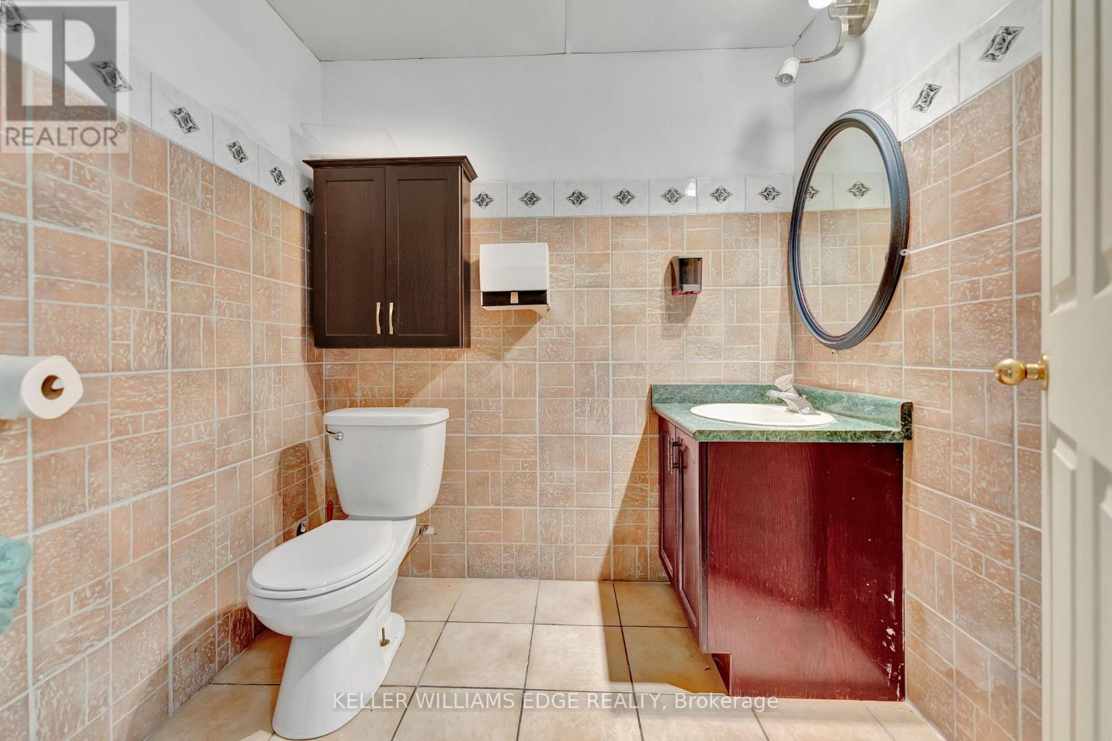 225 Parkdale Avenue N Property Photo 39
