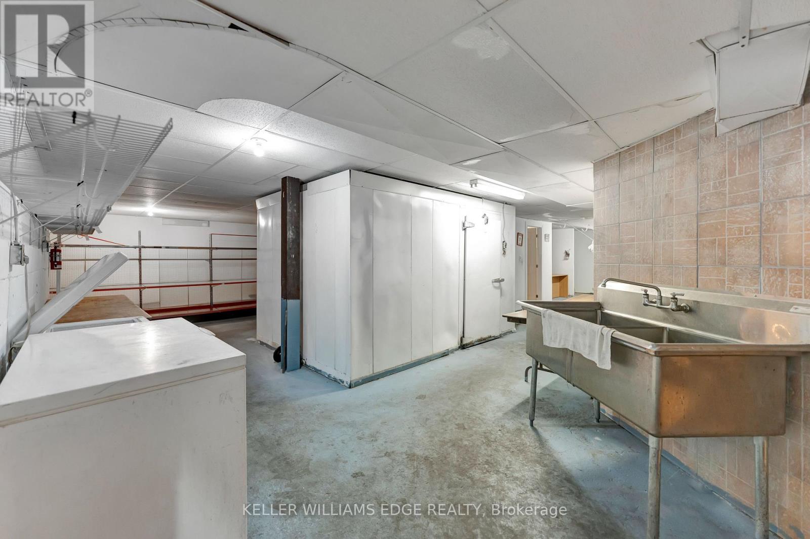 225 Parkdale Avenue N Property Photo 40