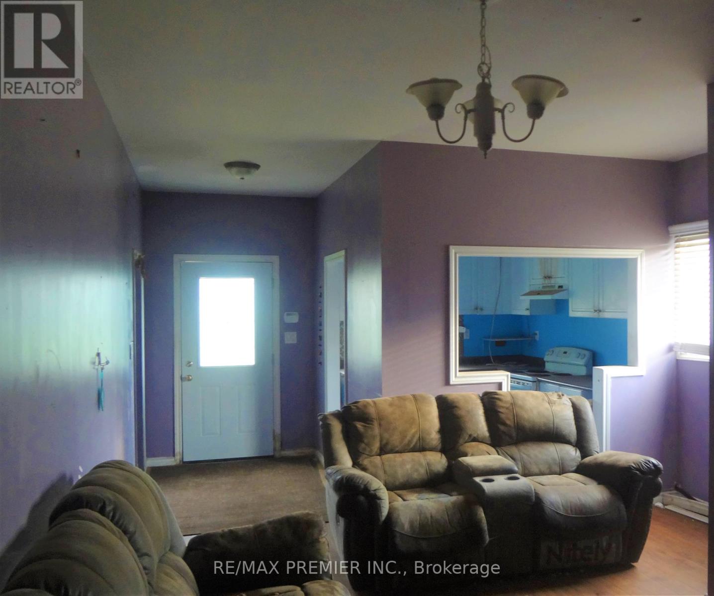 33 Main Street W Property Photo 11