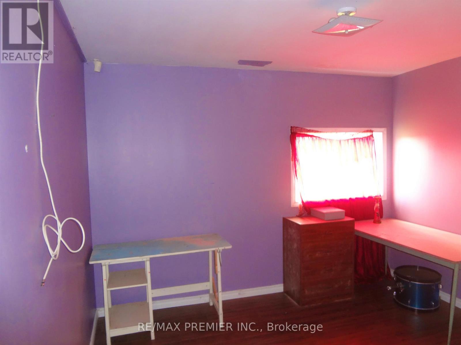 33 Main Street W Property Photo 12