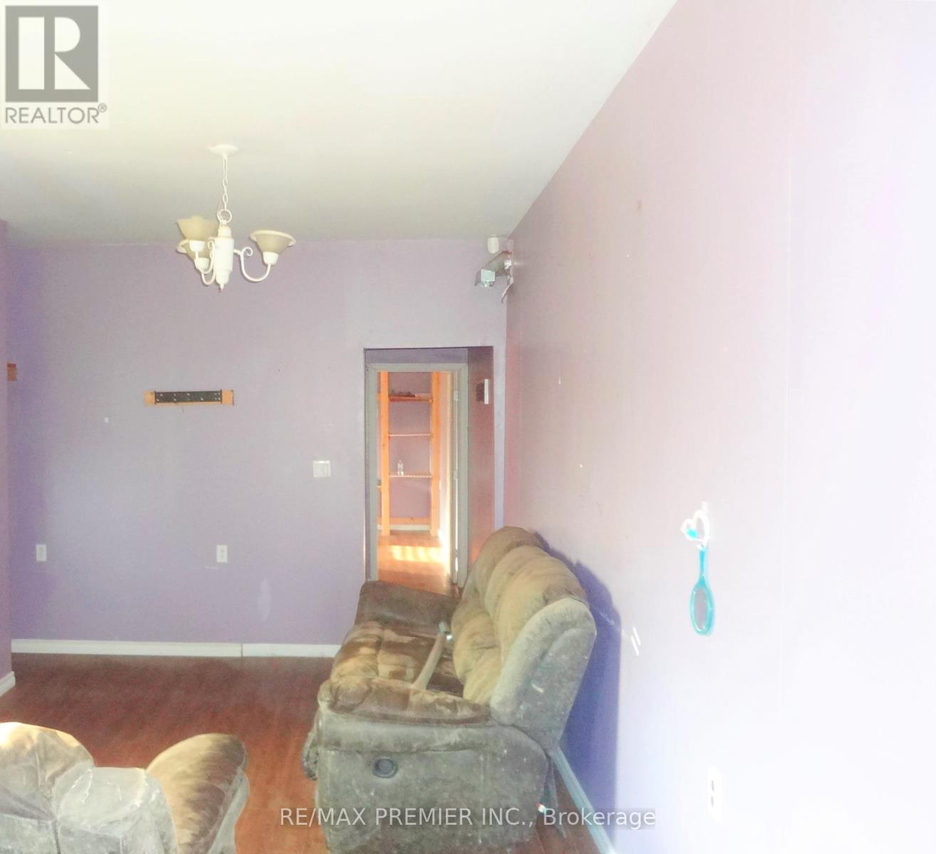 33 Main Street W Property Photo 14