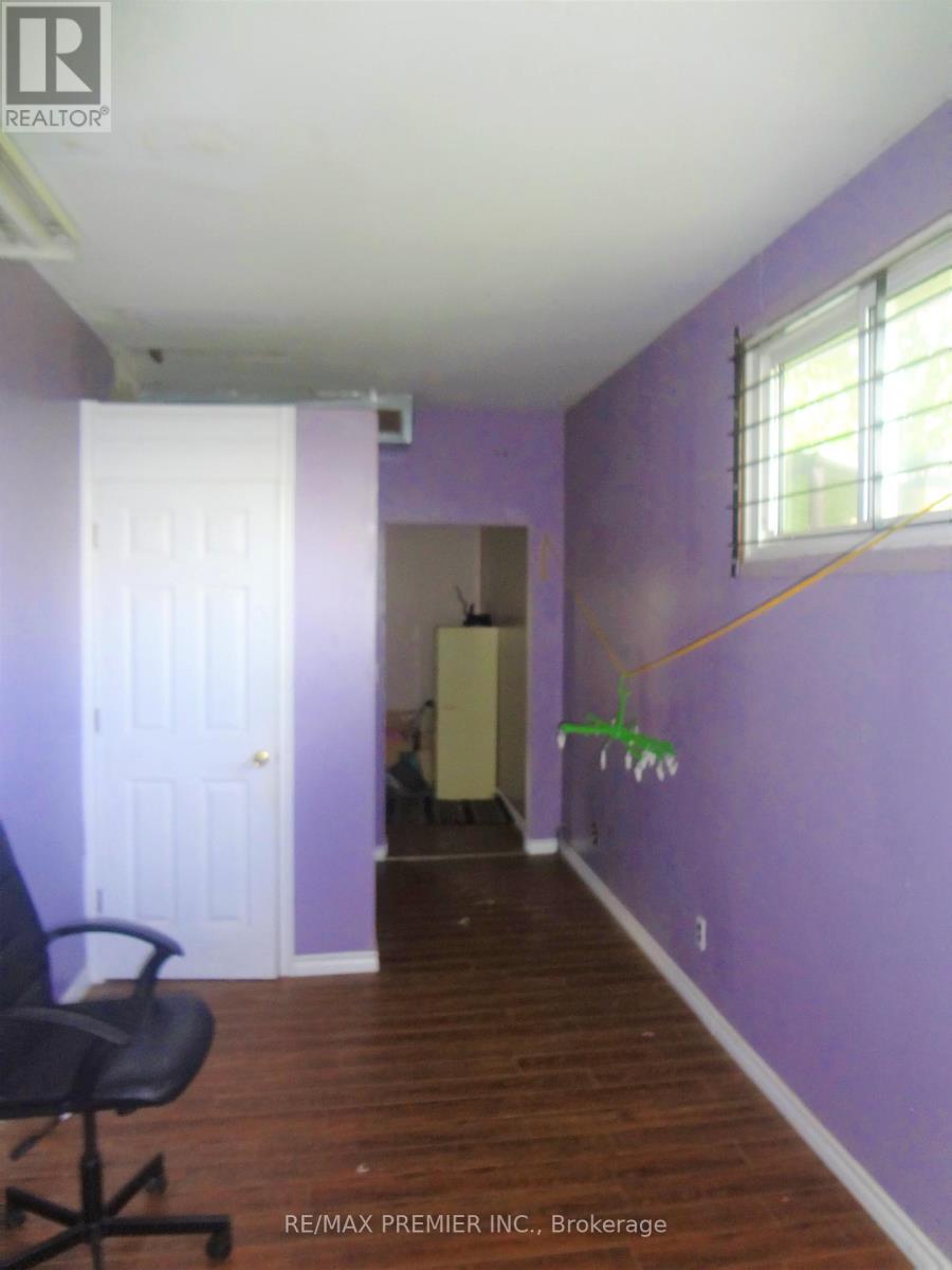 33 Main Street W Property Photo 17