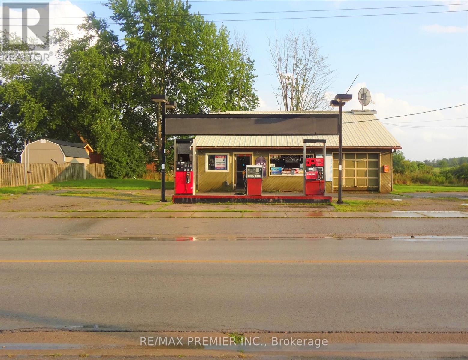 33 Main Street W Property Photo 25