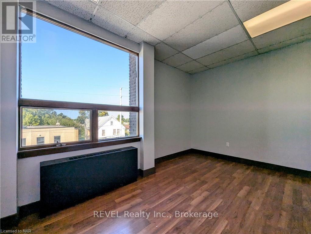 302 - 112 Queenston Street Property Photo 4