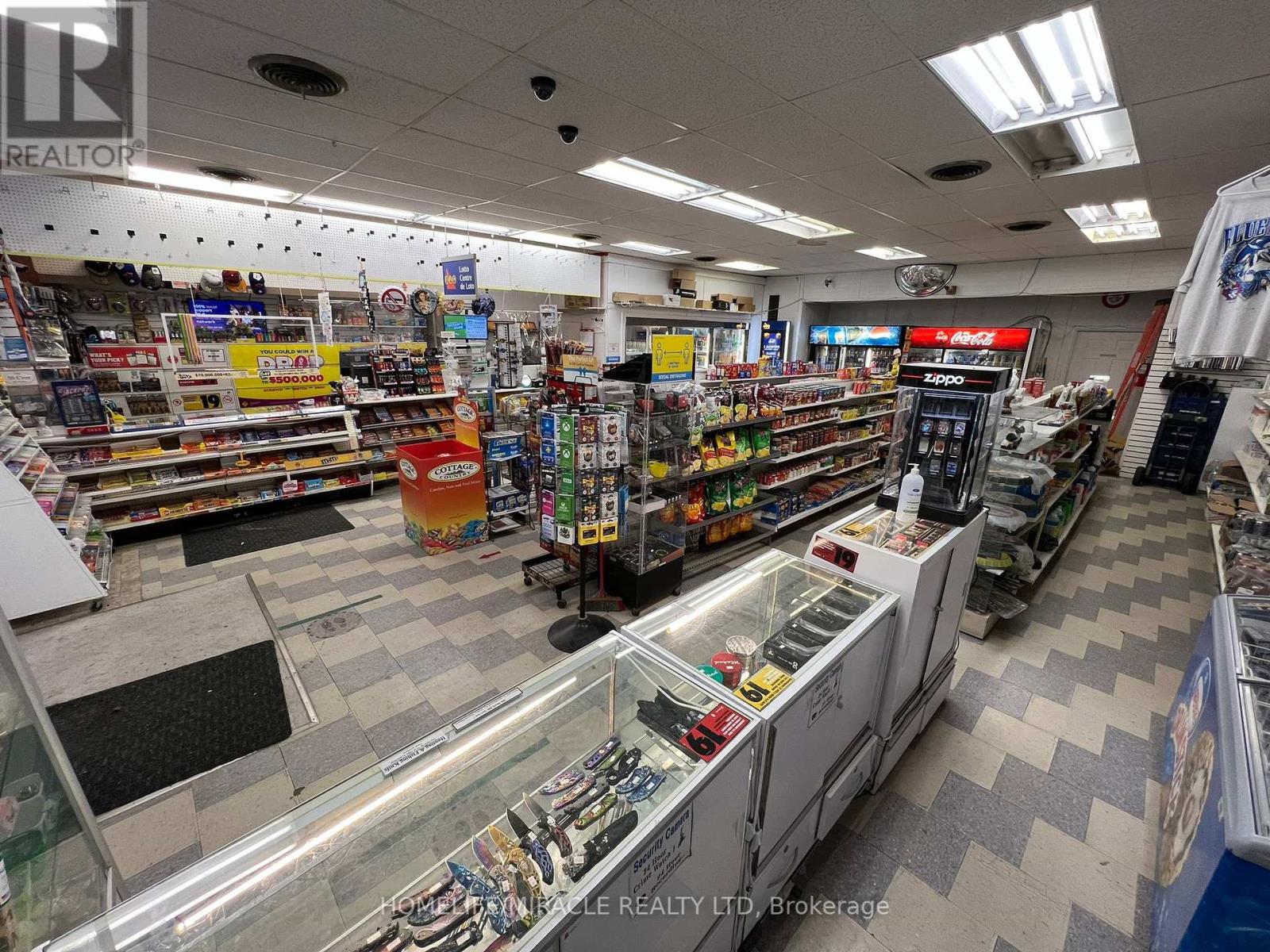 675 King Street Property Photo 2
