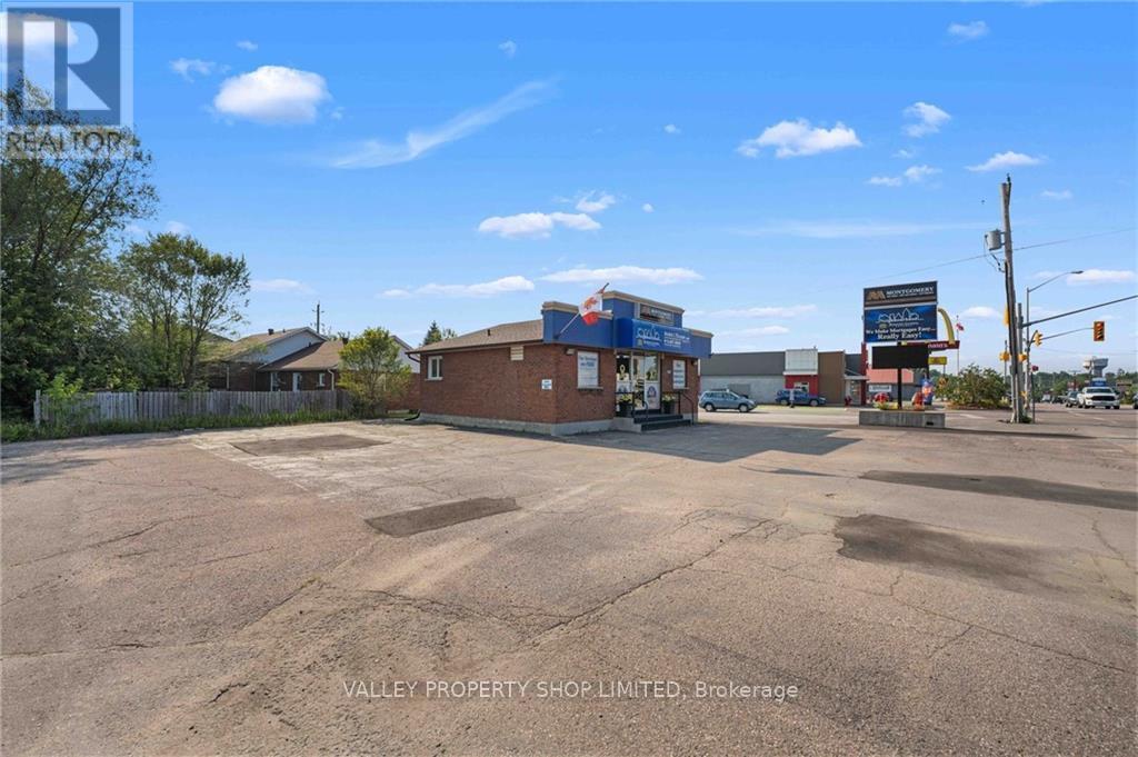 3436 Petawawa Boulevard Property Photo 2