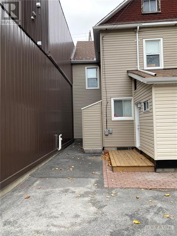 260,262,264 Bronson Avenue Property Photo 7