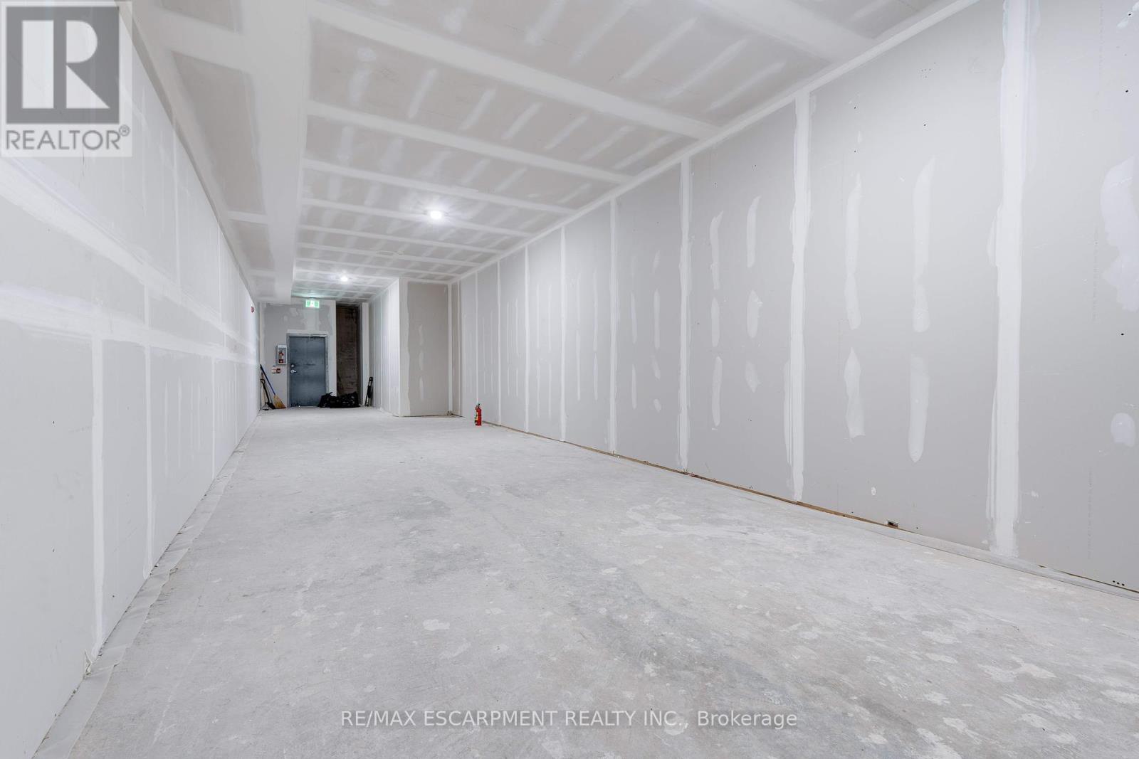 55 John Street S Property Photo 5
