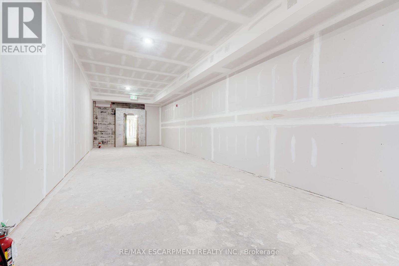 55 John Street S Property Photo 6