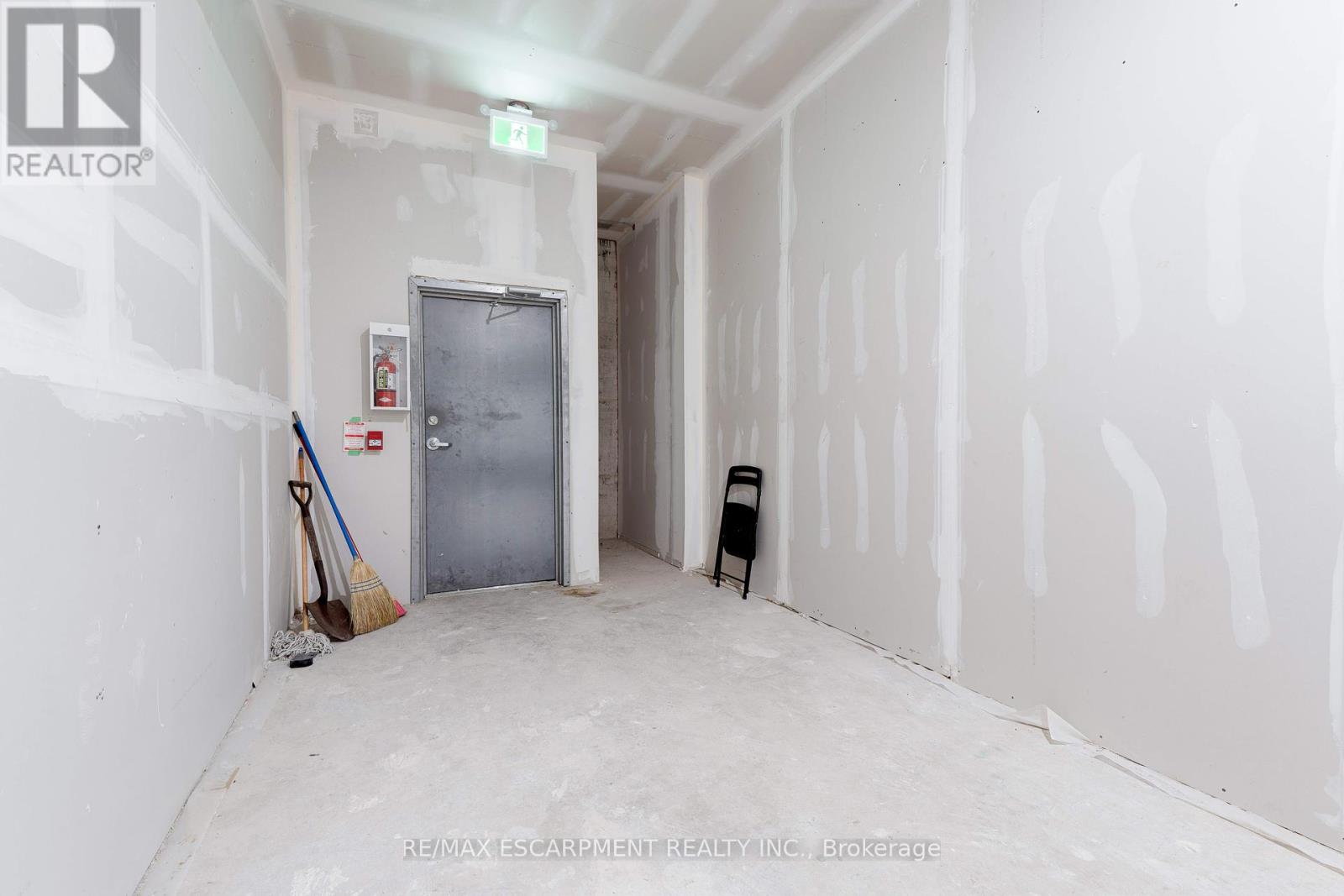 55 John Street S Property Photo 7