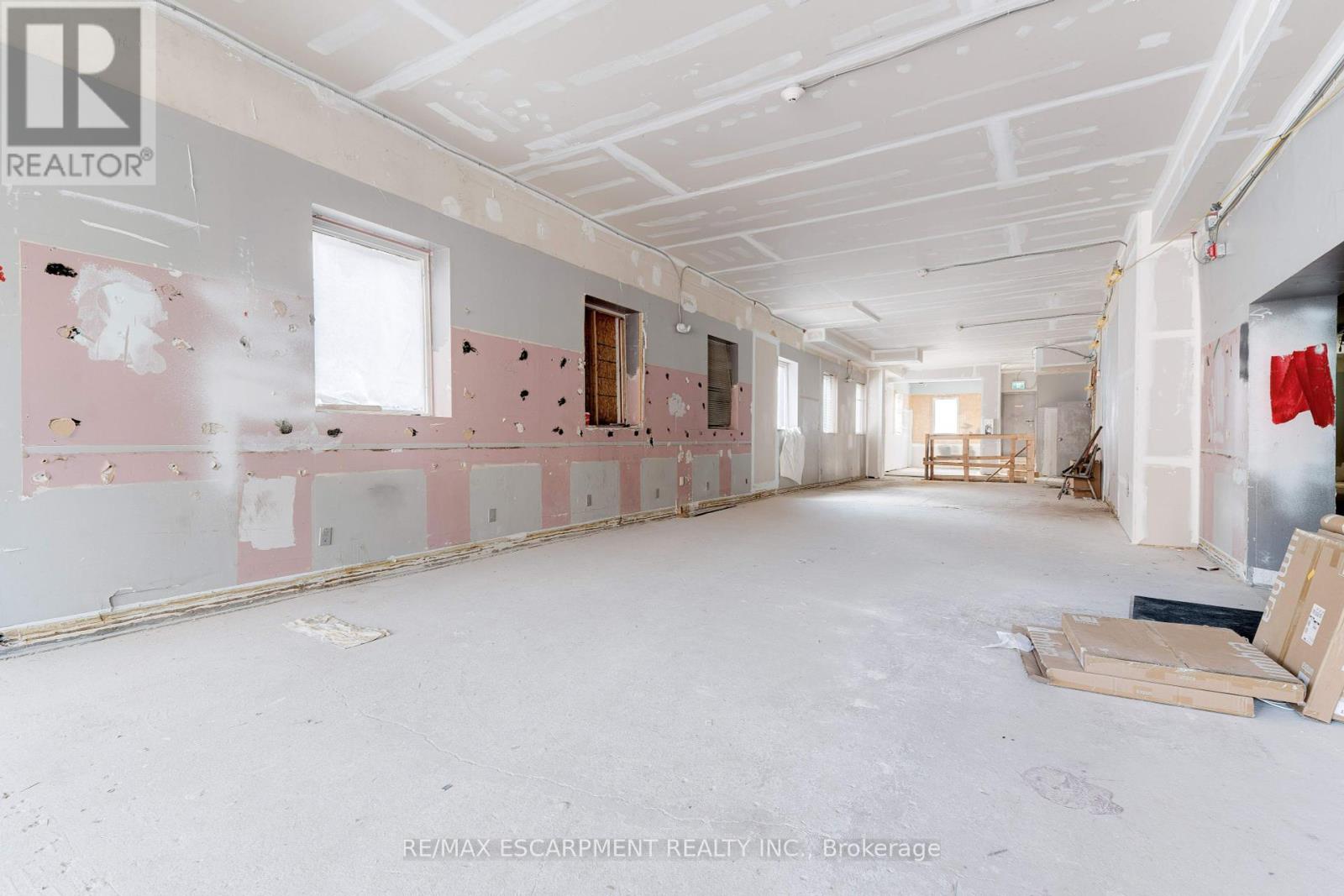 90 John Street S Property Photo 6