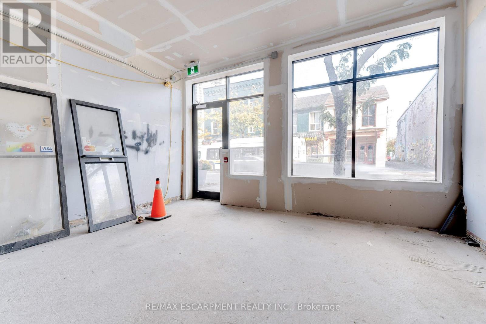 90 John Street S Property Photo 7