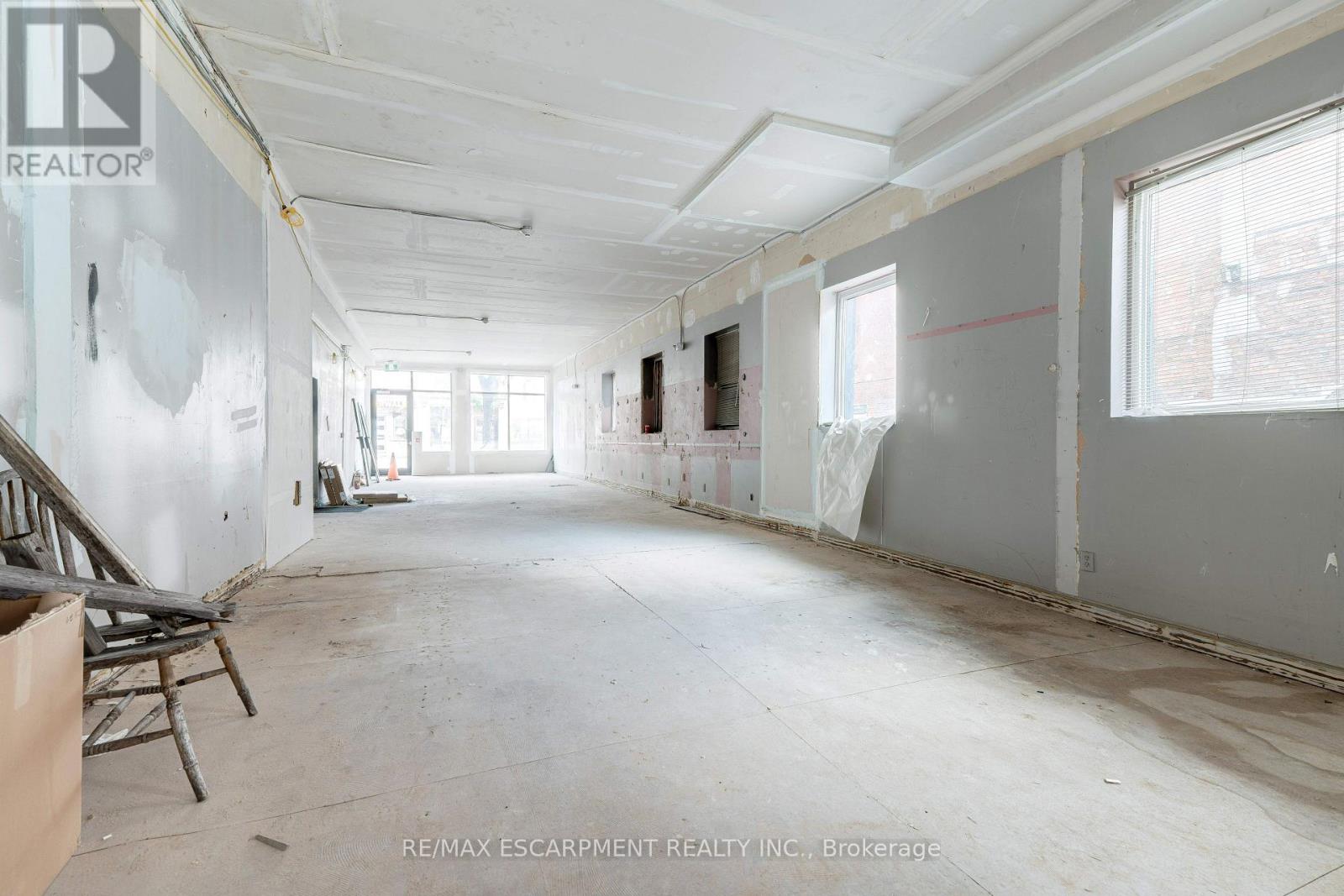 90 John Street S Property Photo 8