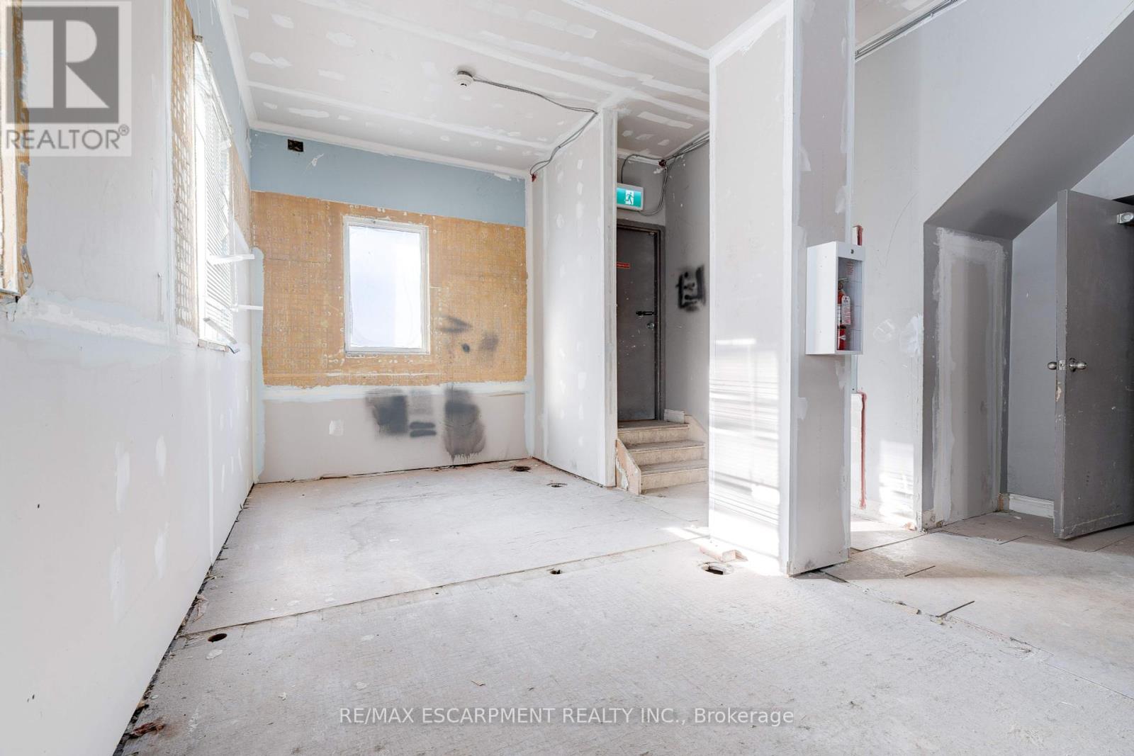 90 John Street S Property Photo 9