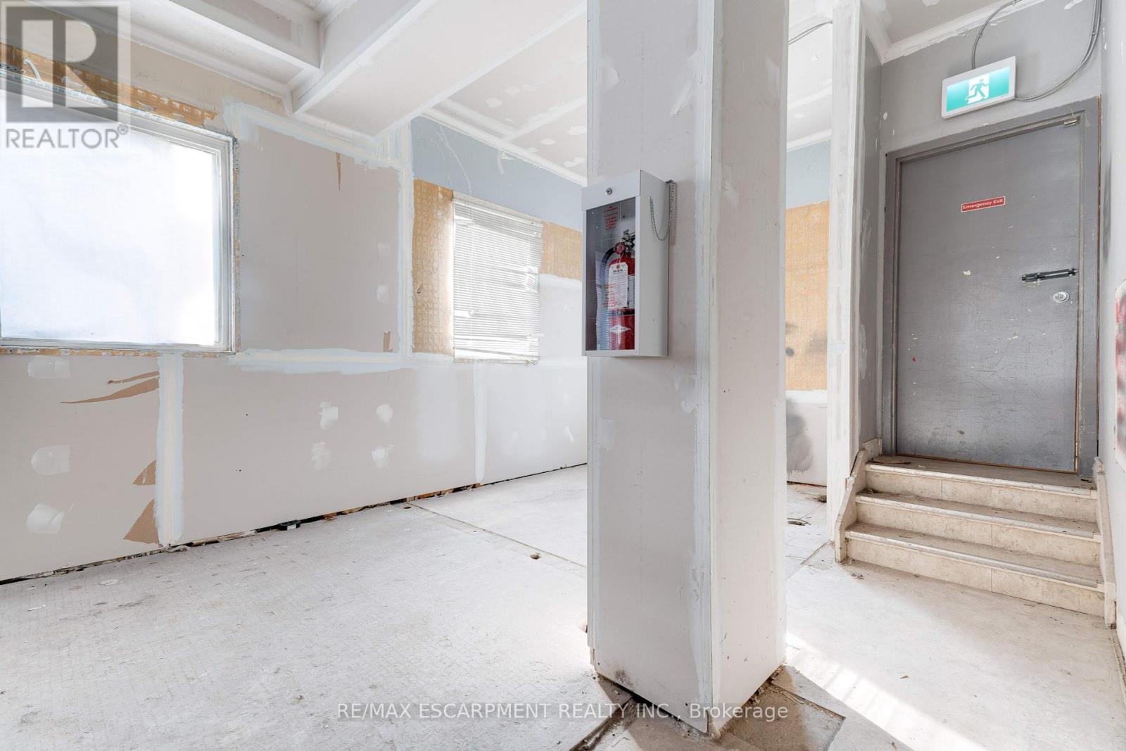 90 John Street S Property Photo 10