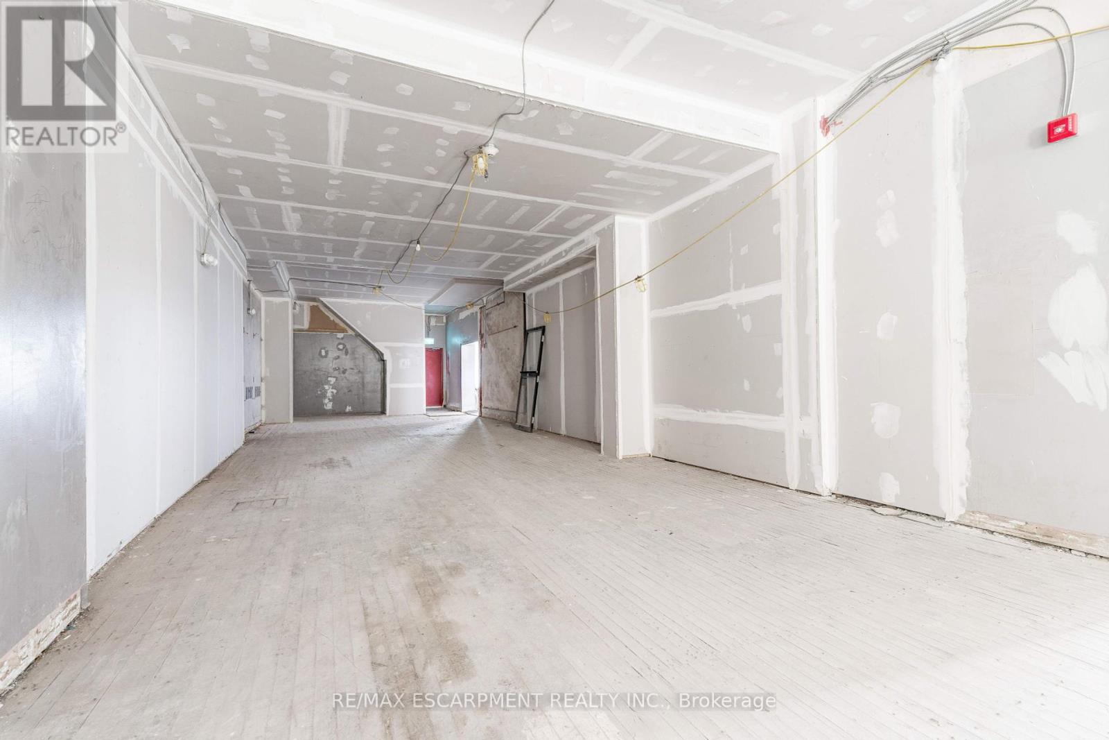 90 John Street S Property Photo 11