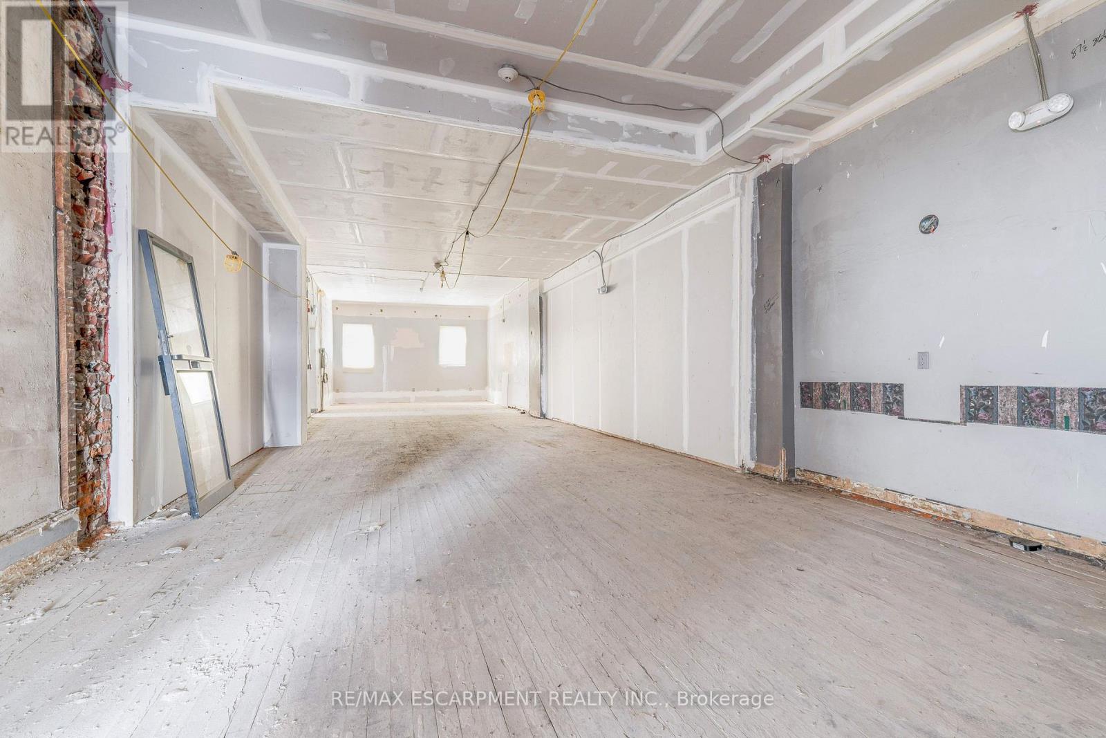 90 John Street S Property Photo 12